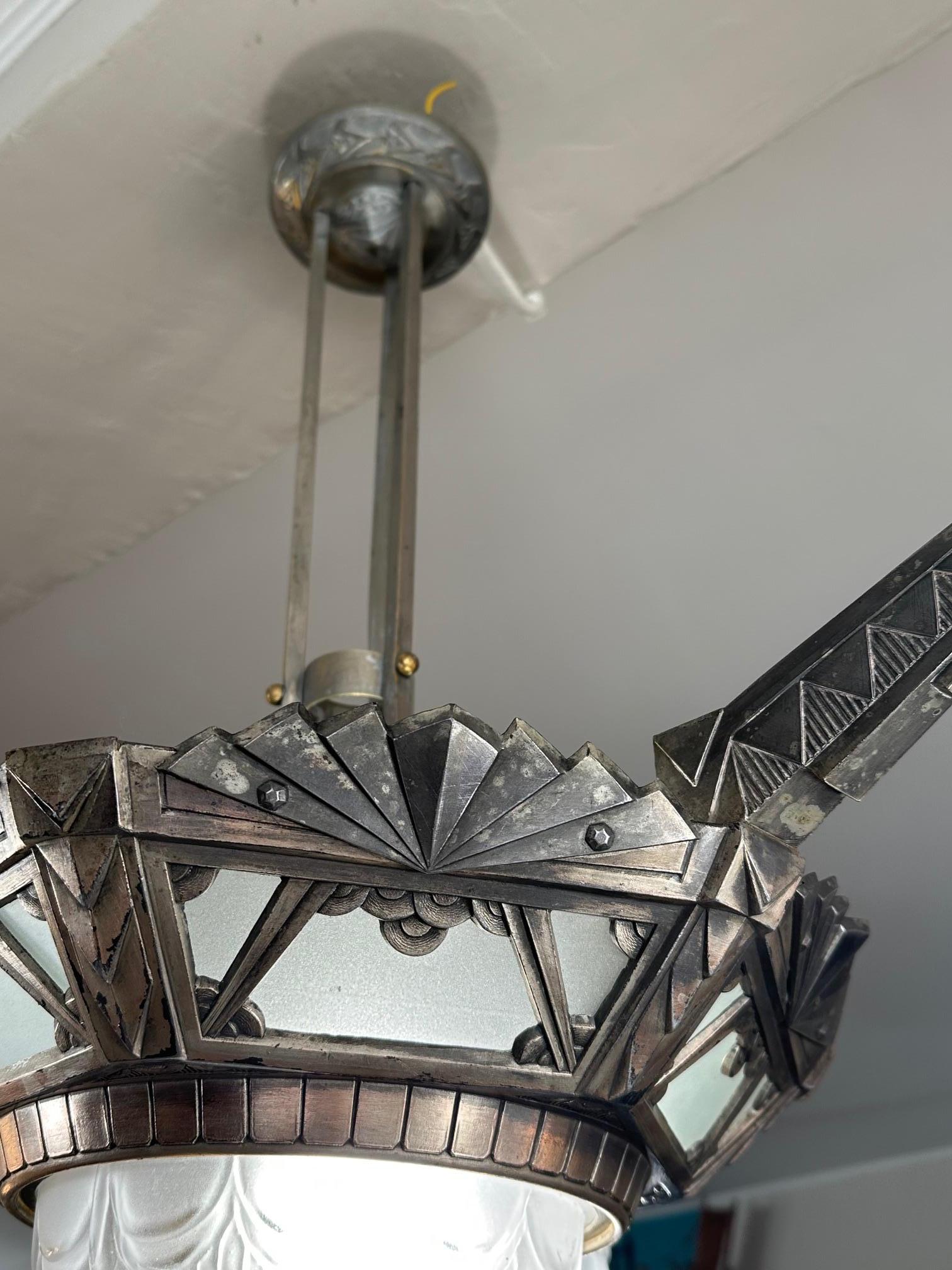 Français Lustre Art Déco français du 20e siècle en bronze argenté et verre, années 1930 en vente