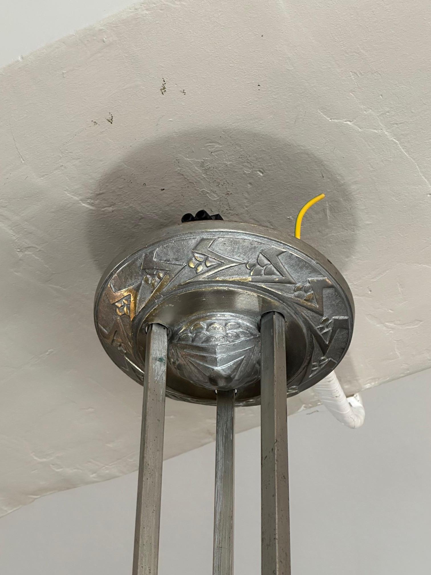 Lustre Art Déco français du 20e siècle en bronze argenté et verre, années 1930 Bon état - En vente à LEGNY, FR