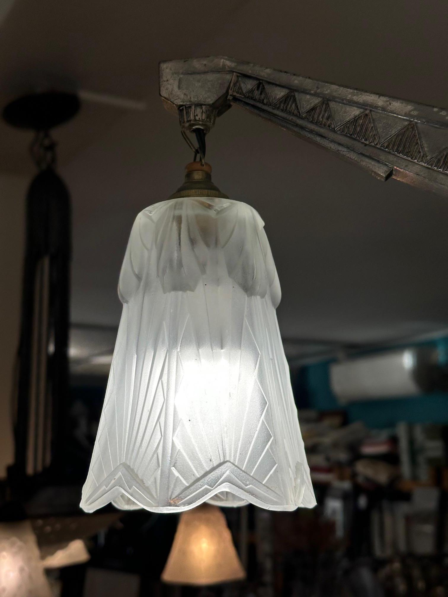 Milieu du XXe siècle Lustre Art Déco français du 20e siècle en bronze argenté et verre, années 1930 en vente