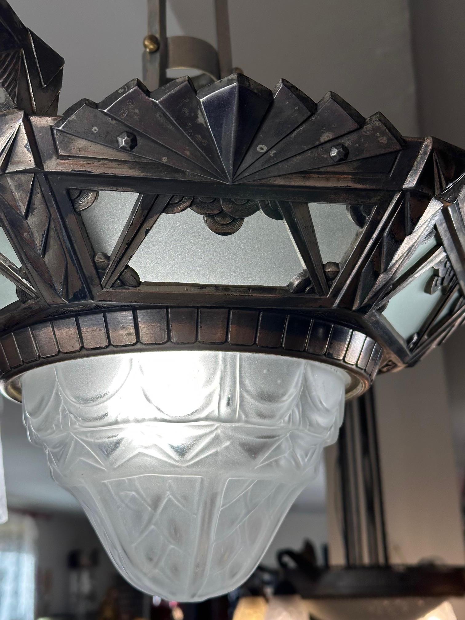 Bronze Lustre Art Déco français du 20e siècle en bronze argenté et verre, années 1930 en vente