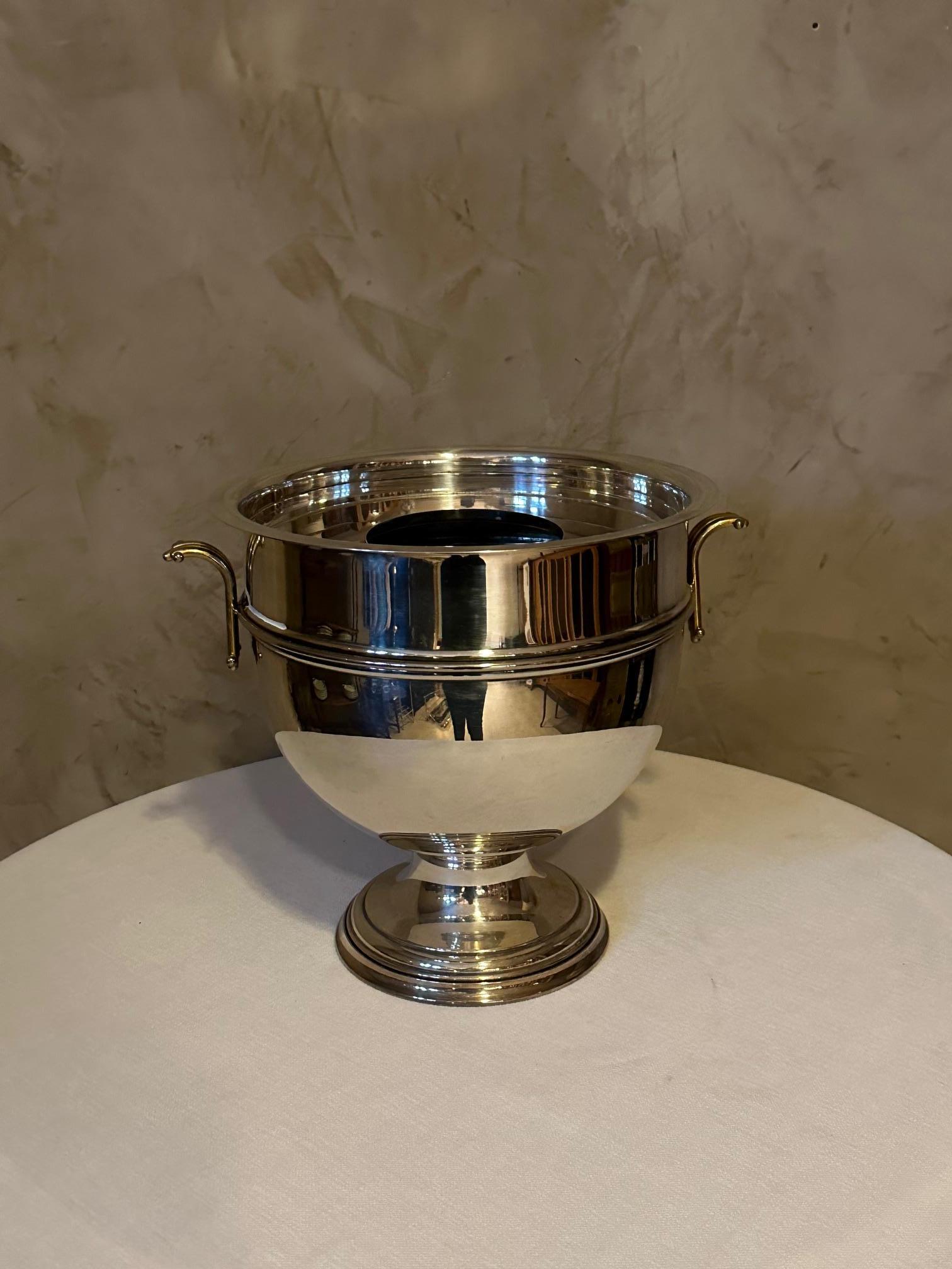 Very beautiful silver-plated champagne bucket from the 1930s in good condition.
Gold metal handles very typical of the art deco period.
“Guillermain” stamp on the underside, marked registered French.