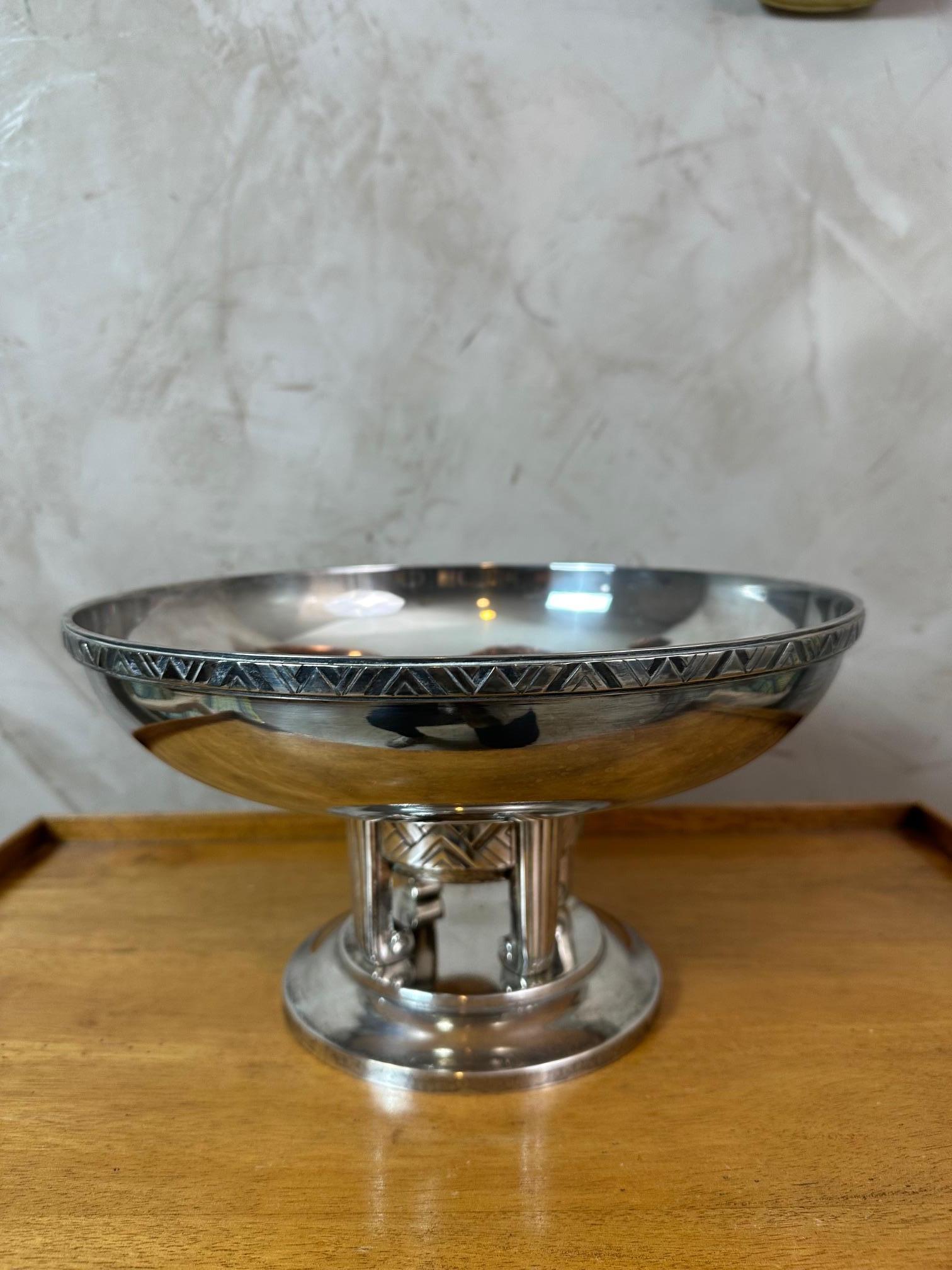 Bellissimo gufo decorativo in argento placcato Art Decor dell'argentiere Apollo, con timbro sotto la base. 
Decorato con un fregio geometrico sul bordo e sulla base con motivi tipici dell'Art Déco.
Ottima qualità e buone condizioni.