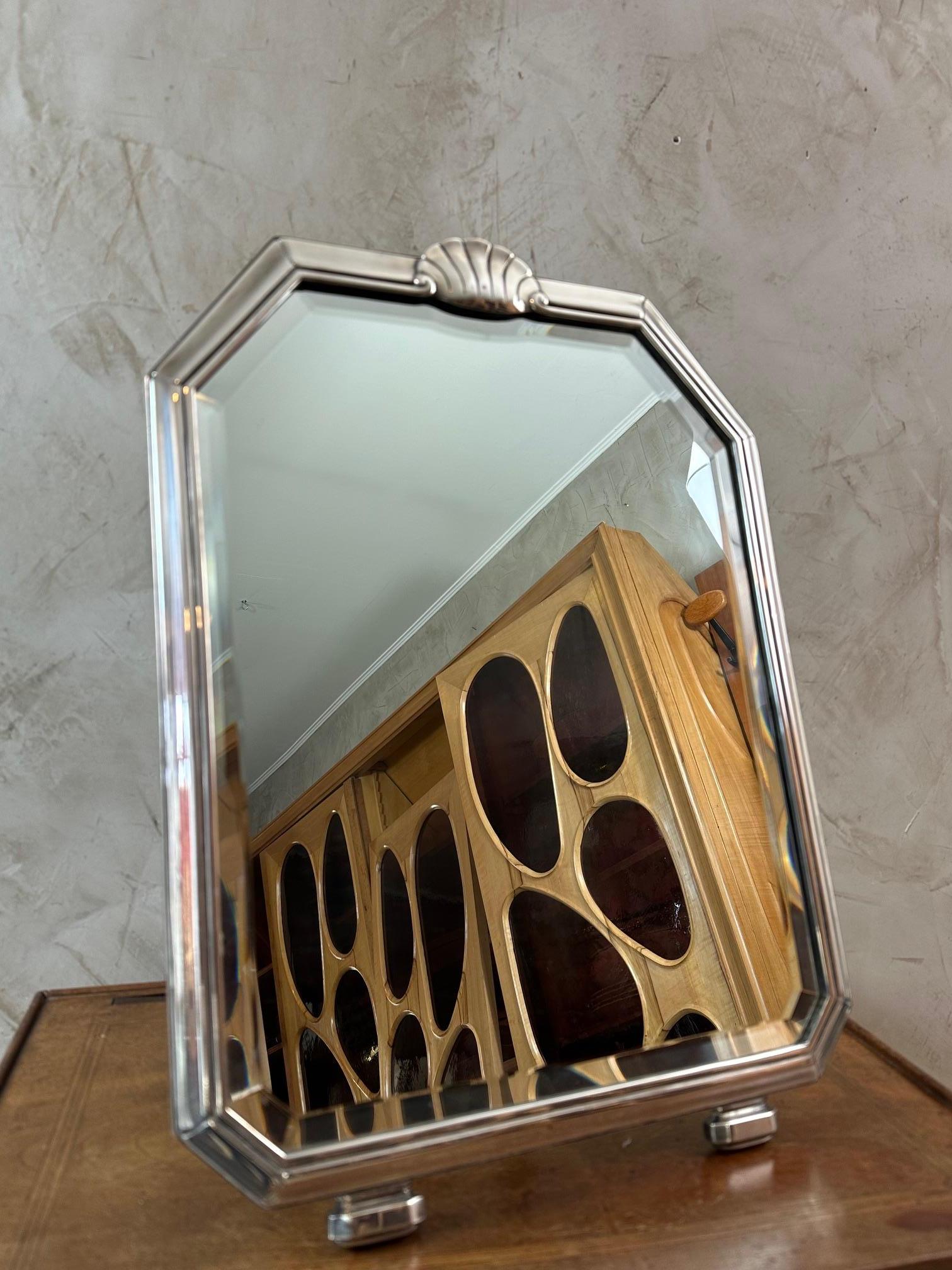 Magnifique miroir de table datant des années 1930 en très bon état.
Fabriqué en métal argenté et en verre biseauté.
Coquille qui orne le haut du miroir typique des années Art déco.
Superbe qualité. Profondeur d'ouverture : 25 cm