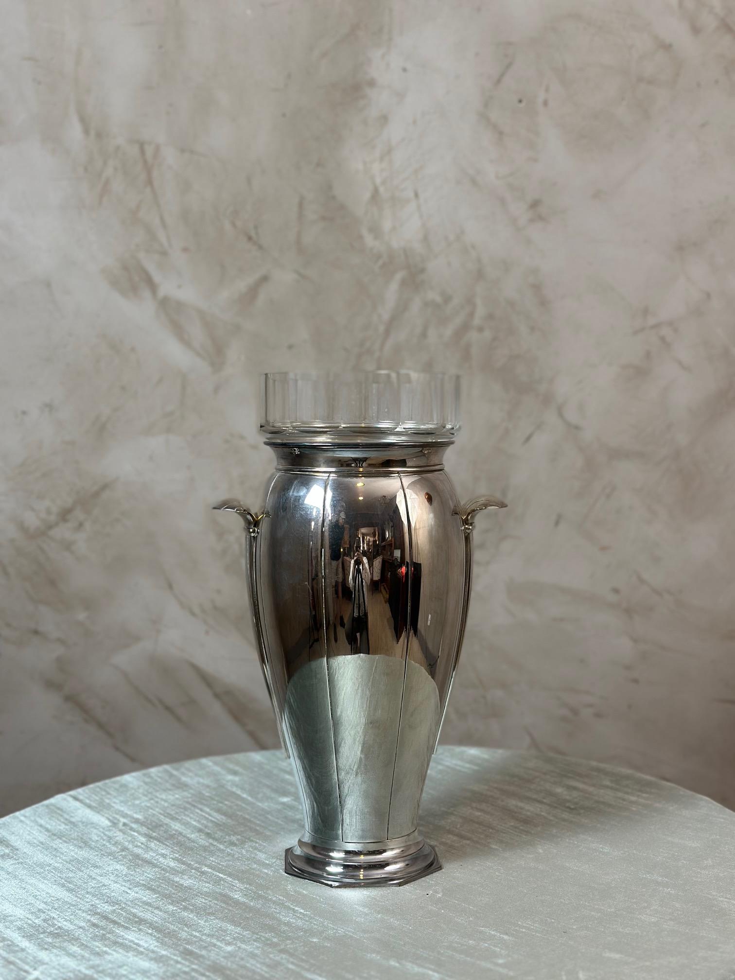 Art Deco Versilberter Champagnerkübel mit Glaseinsatz

Eleganter Art-Déco-Champagnerkübel (um 1930) aus versilbertem Metall mit einer raffinierten, geschwungenen Silhouette und kleinen stilisierten Seitengriffen.
Der Innenraum verfügt über einen