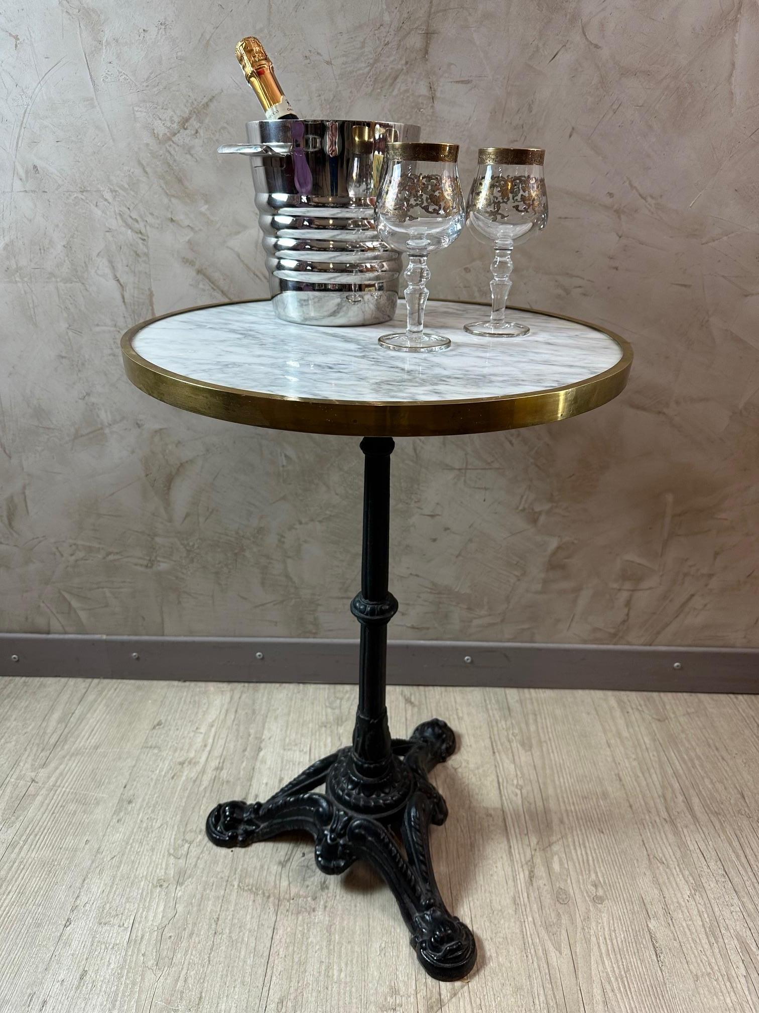 Bellissimo secchiello per champagne in metallo argentato risalente agli anni '30, tipico dell'epoca art déco.
Due maniglie. Forma cilindrica.
Ottima qualità. Per gli amanti della tavola.