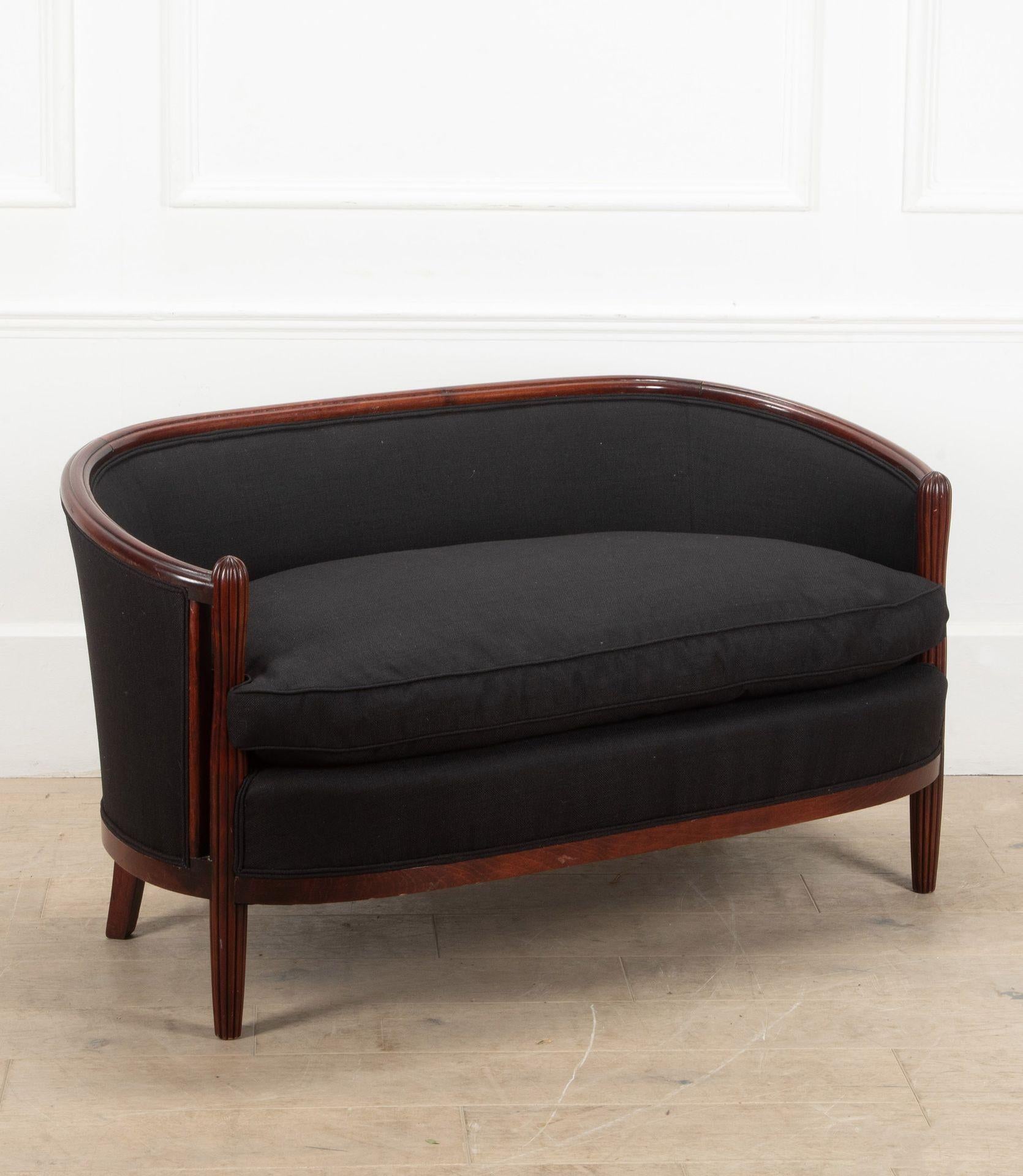 Canapé Art Déco tardif français du 20ème siècle dans le style de Paul Follet.
Il a été entièrement retapissé dans un tissu mélangé de lin noir.
Circa 1930.