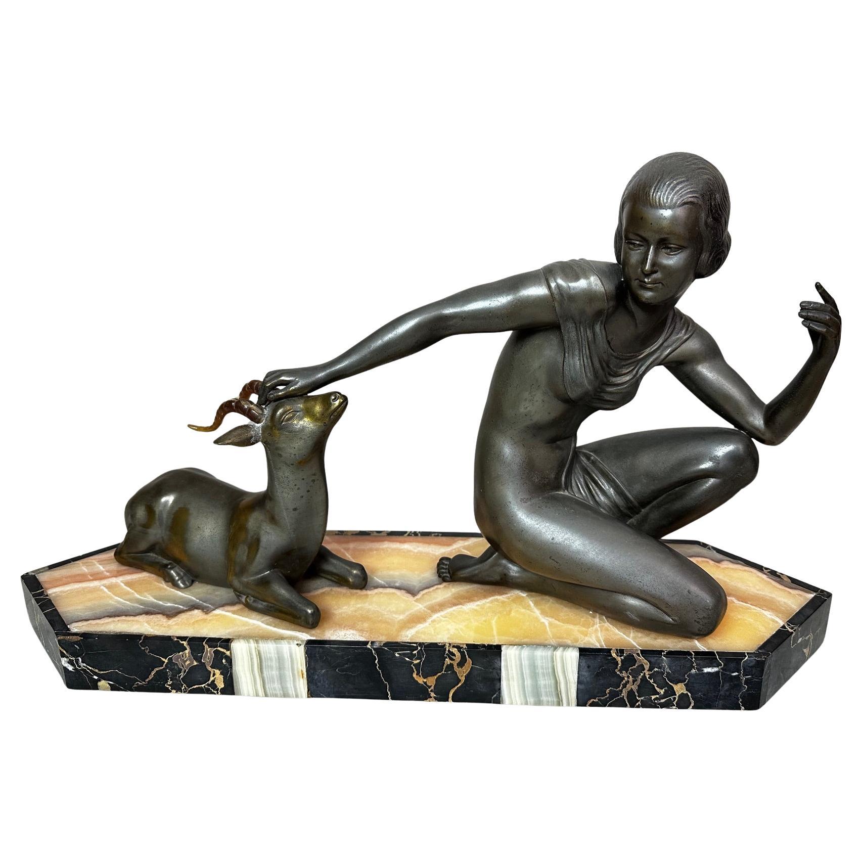 Statua Art Deco francese del XX secolo in spelta e marmo, anni '30