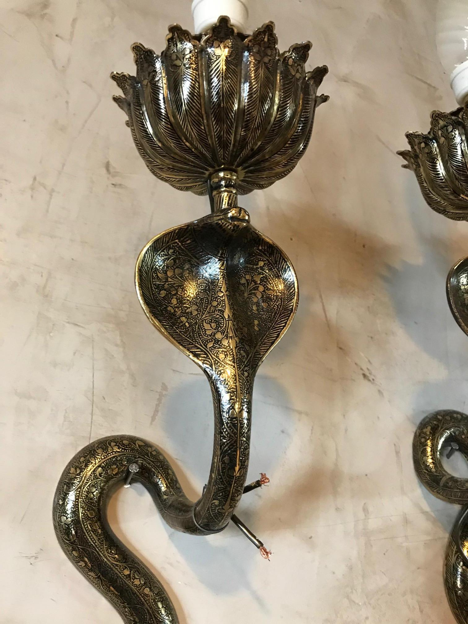 20th Century French Art Deco Style Pair of Brass Snake Sconces, circa 1960s In Good Condition In LEGNY, FR