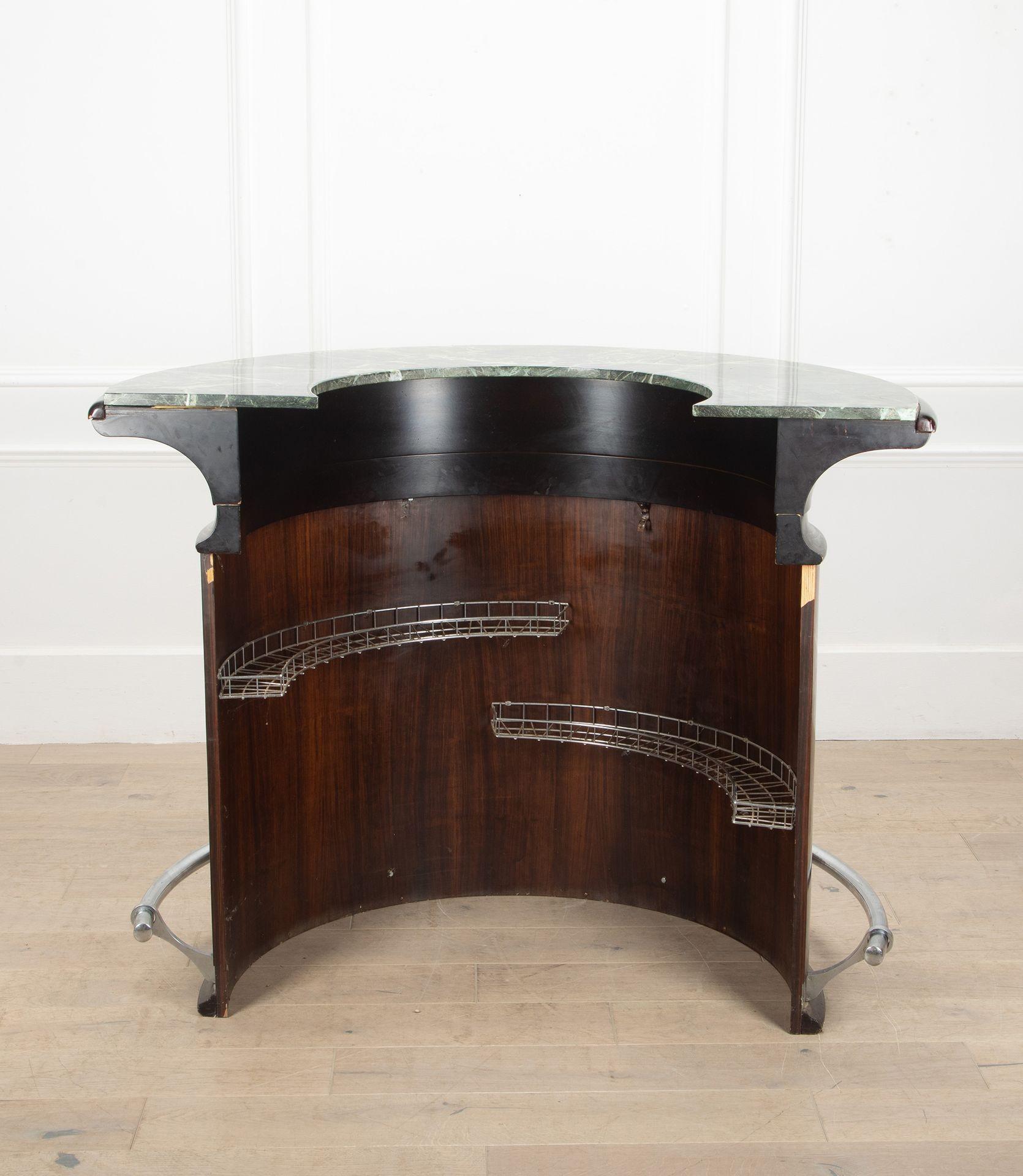 Bar rotondo francese del XX secolo, in stile Art Déco, con sei sgabelli abbinati.
Impiallacciatura in palissandro e piano in marmo.
Cocktail bar molto decorativo, circa 1950.

Segni di usura commisurati all'età. A uno sgabello manca la barra in
