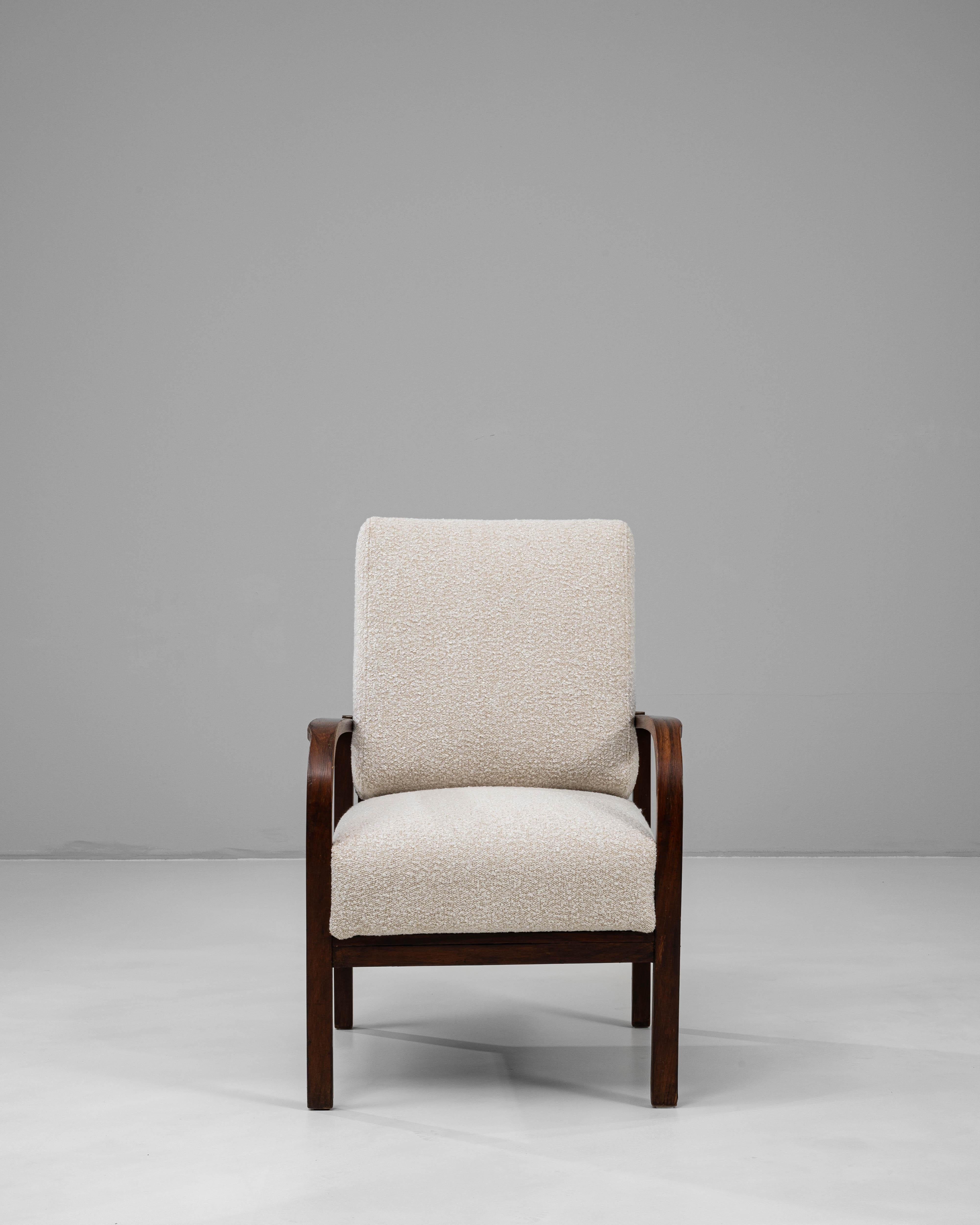 Französischer Polstersessel im Art déco-Stil des 20. Jahrhunderts mit verstellbarer Rückenlehne und den für diese Epoche typischen eleganten Rundungen. Das Gestell aus reichlich getöntem Holz weist glatte, durchgehende Linien auf, die die