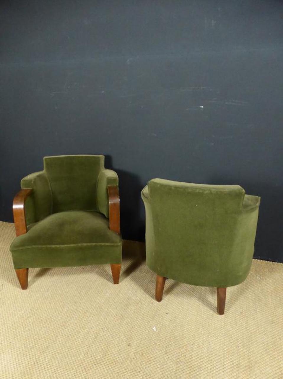 Very nice 20th century French Art Deco armchair pair from the 1930s.
Original green velvet fabric. Stained beech armrests.
Typical Art Deco shape.
Made in the original way of upholstering. The seating is made with resilience.
This nice Art Deco