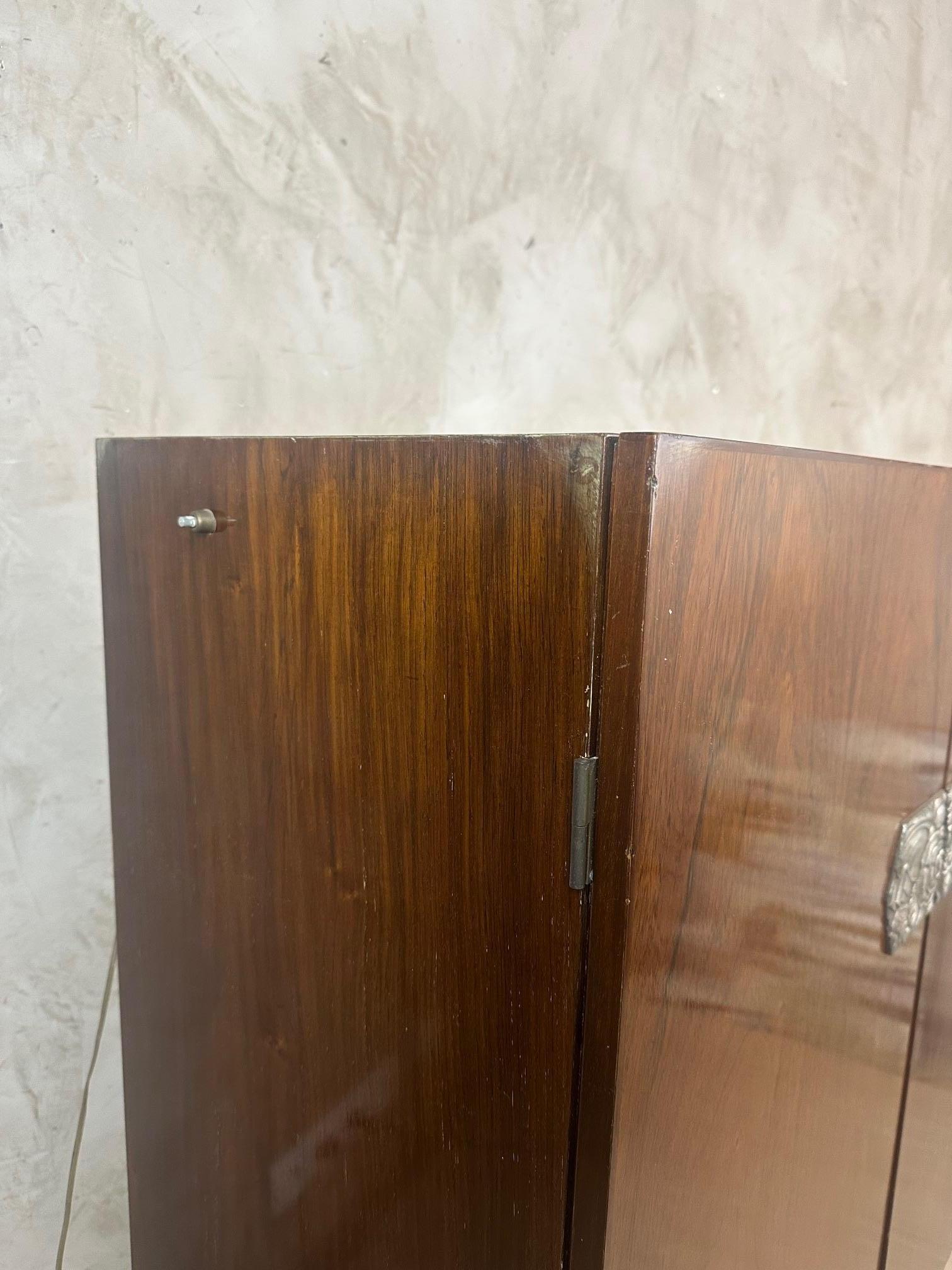 Barra francesa Art Decó del siglo XX de chapa de nogal y espejo, años 30 Chapado en venta