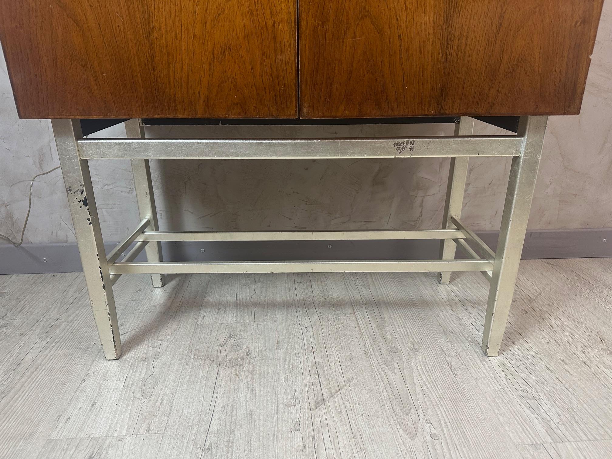 Barra francesa Art Decó del siglo XX de chapa de nogal y espejo, años 30 Metal en venta