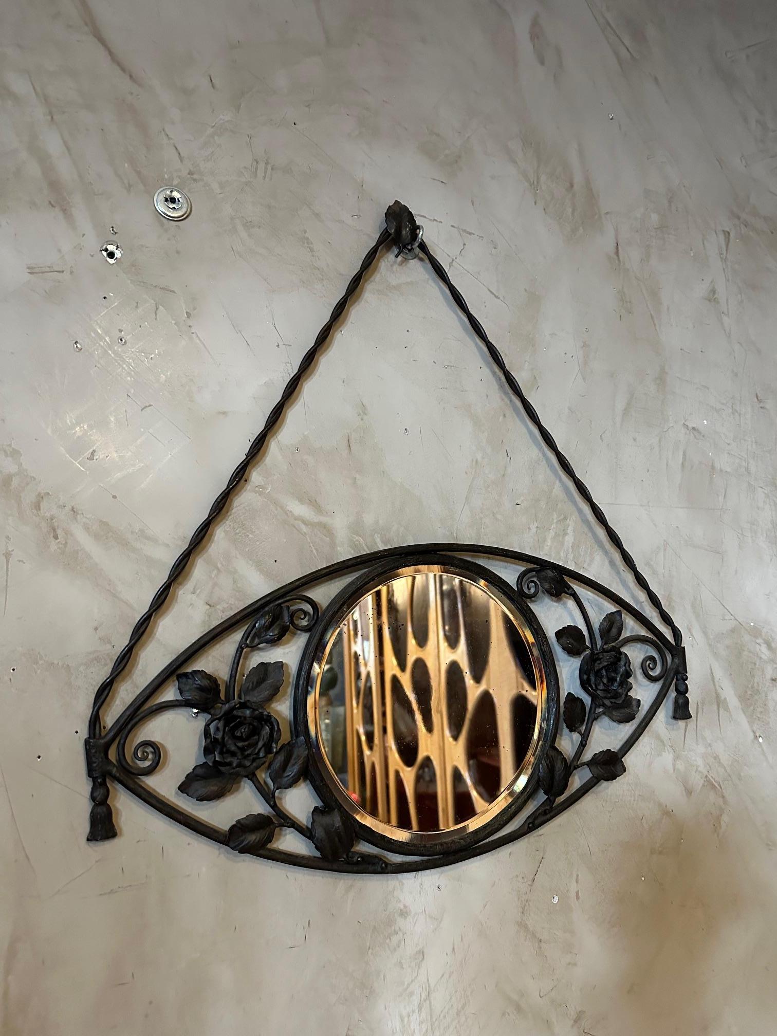 Very nice Art Deco wrought iron mirror decorated with flowers typical of the 1930s.
Large wrought iron fastener. Original round beveled mirror, some traces of mercury.
Good condition.