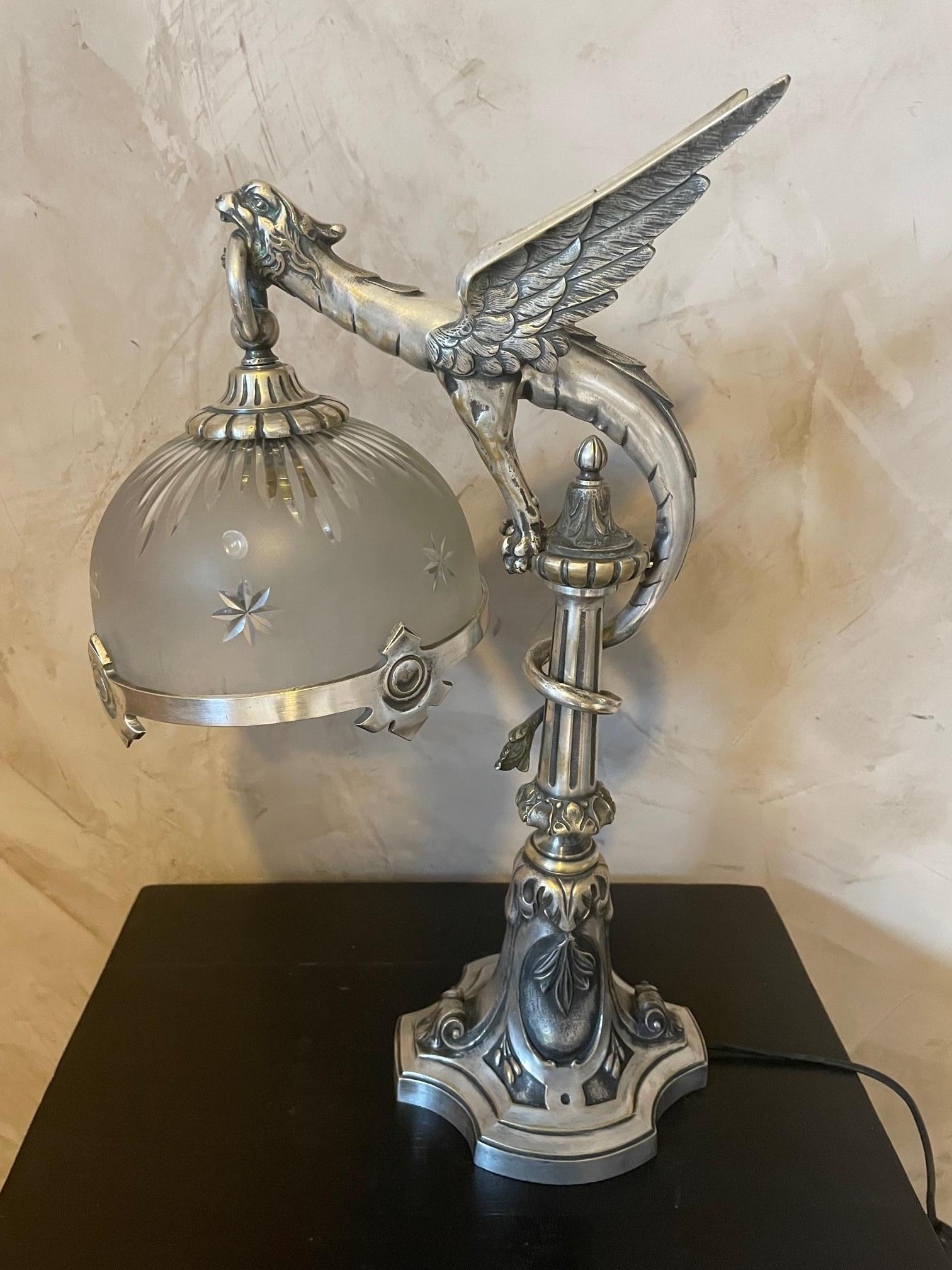 Français Lampe de table en bronze et verre Art Nouveau français du 20e siècle en vente