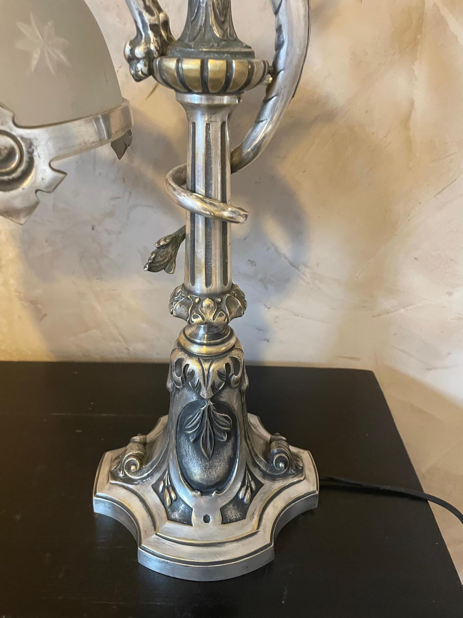 Début du 20ème siècle Lampe de table en bronze et verre Art Nouveau français du 20e siècle en vente