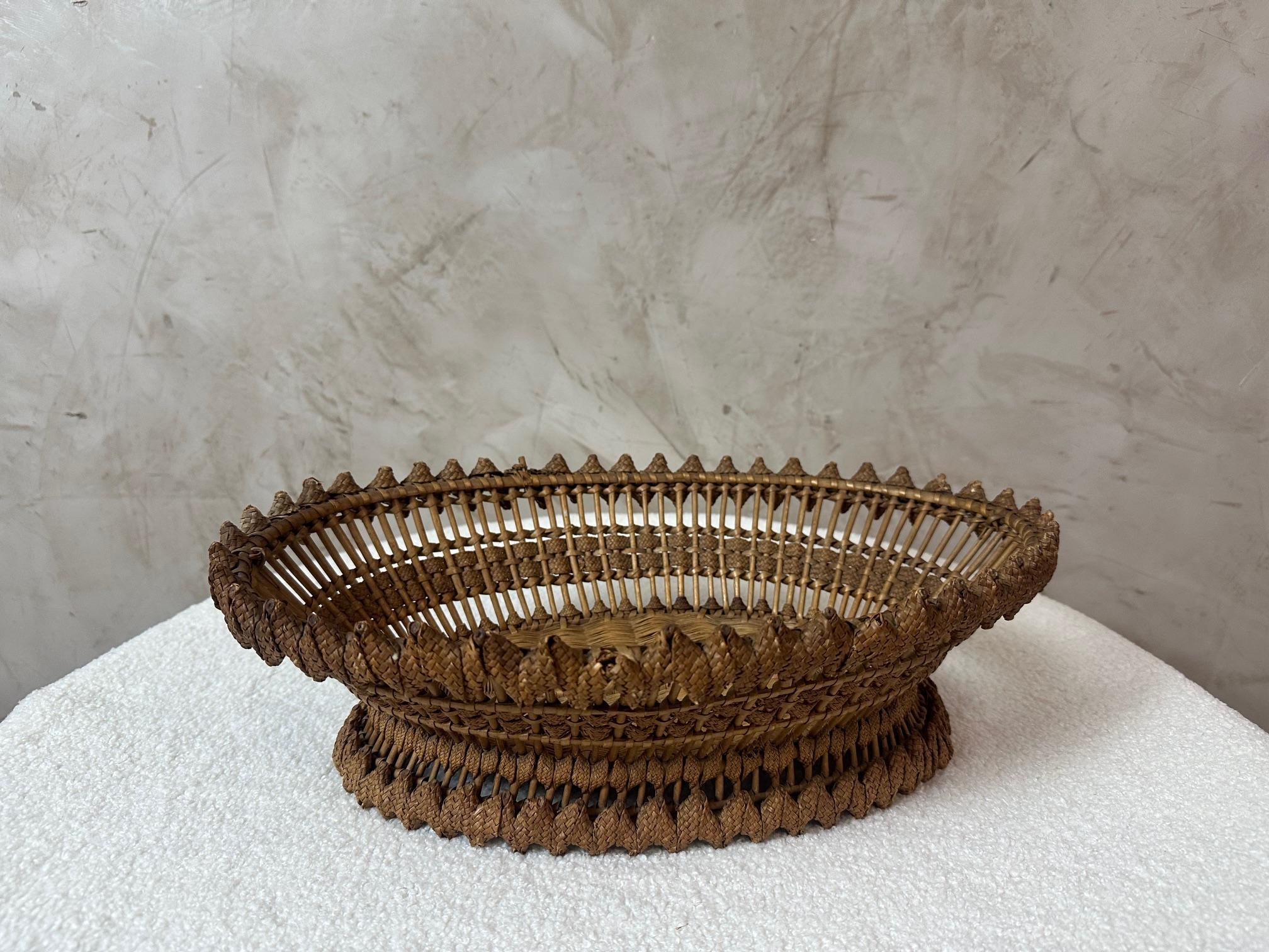 Charmanter ovaler Korb aus natürlicher Weide, dessen raffiniertes und luftiges Geflecht die handwerkliche Verarbeitung unterstreicht. Sein durchbrochenes Design verleiht ihm Leichtigkeit und Eleganz.

Er eignet sich perfekt als Servierkorb für Obst,