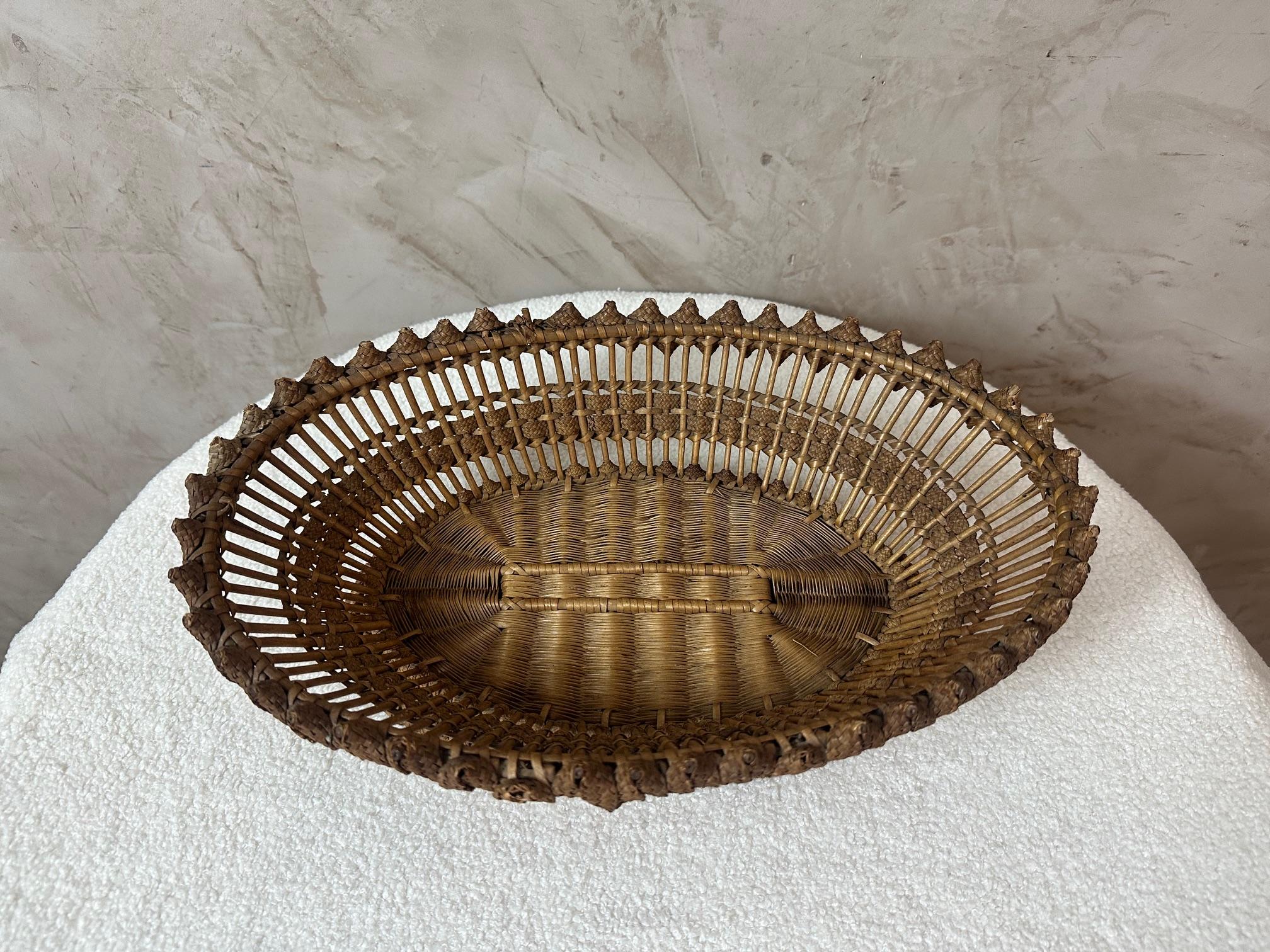 Französische Handwerkskunst des 20. Jahrhunderts Dekorativer Korb, 1950er Jahre (Mitte des 20. Jahrhunderts) im Angebot