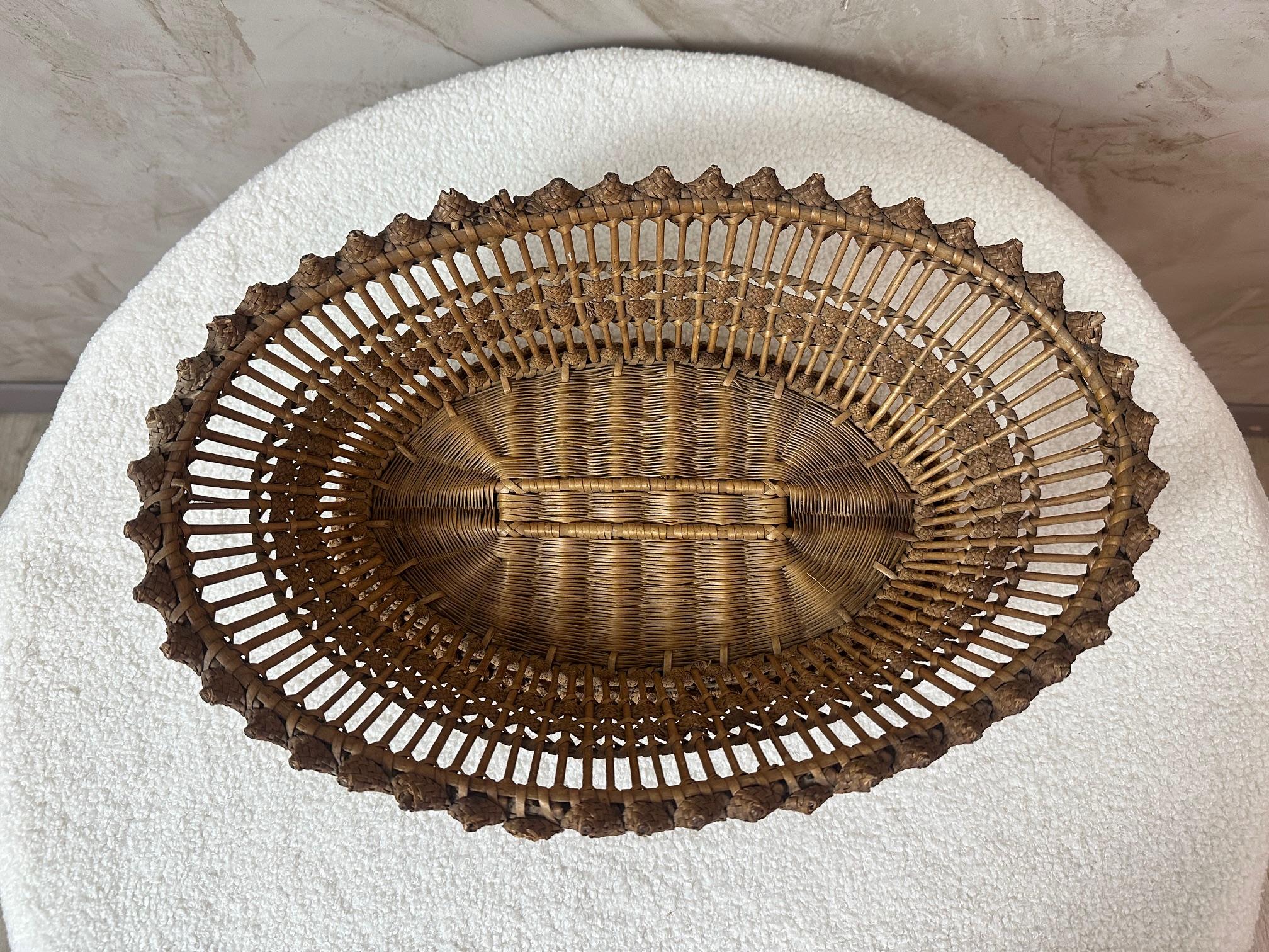 Französische Handwerkskunst des 20. Jahrhunderts Dekorativer Korb, 1950er Jahre (Rattan) im Angebot
