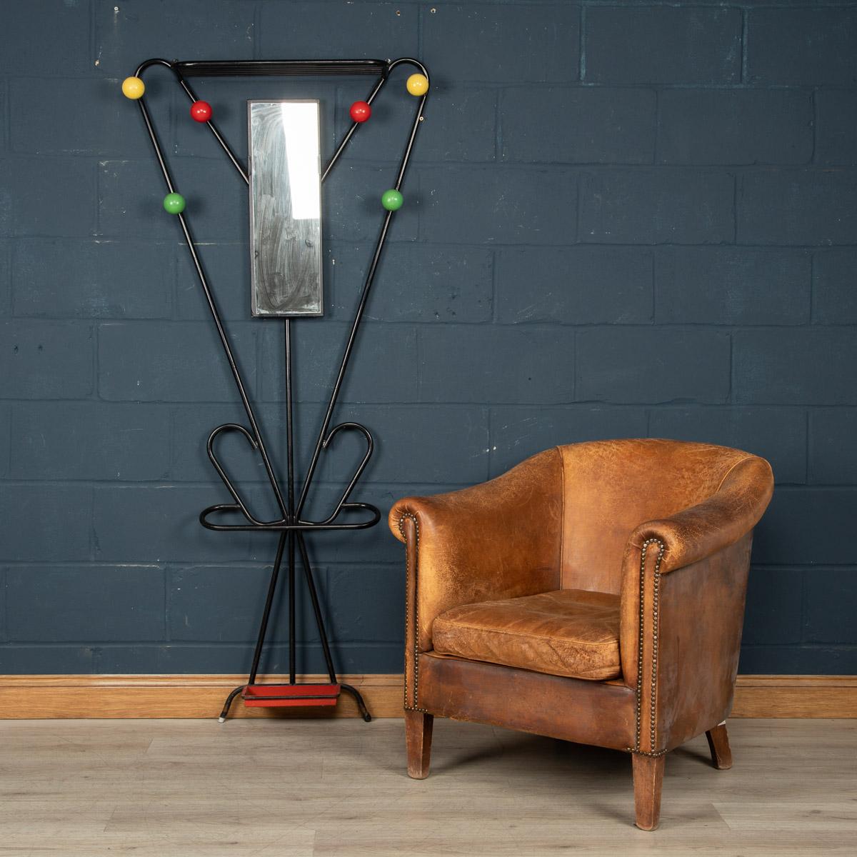 Roger Feraud était un designer de meubles français innovant qui utilisait les matériaux les plus récents de l'époque, comme le métal chromé et les tubes d'acier, que l'on retrouve dans un certain nombre de ses œuvres. Feraud a travaillé avec la