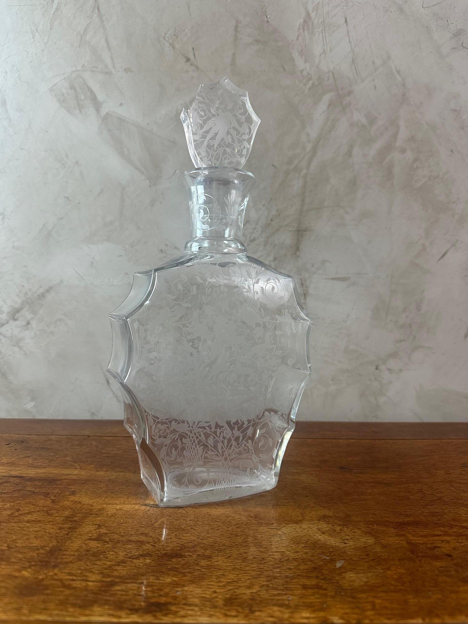 Magnifique carafe en cristal de la célèbre maison française Baccarat, modèle Djeddah créé par Georges Chevalier (1894-1987) en 1946 et produit jusqu'en 1970.
Le modèle Djeddah figure dans le catalogue Baccarat 1960, planche 36.
Modèle rare à