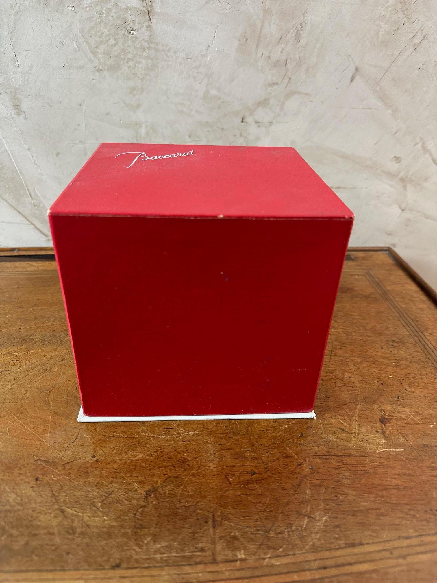 Bellissimo vaso di senape in cristallo della famosa casa francese Baccarat. 
Nella sua scatola originale. Pentola di senape con coperchio e cucchiaio di cristallo. 
Timbro Baccarat su entrambi i pezzi.
Modello Harcourt (creato nel 1841) Condizioni