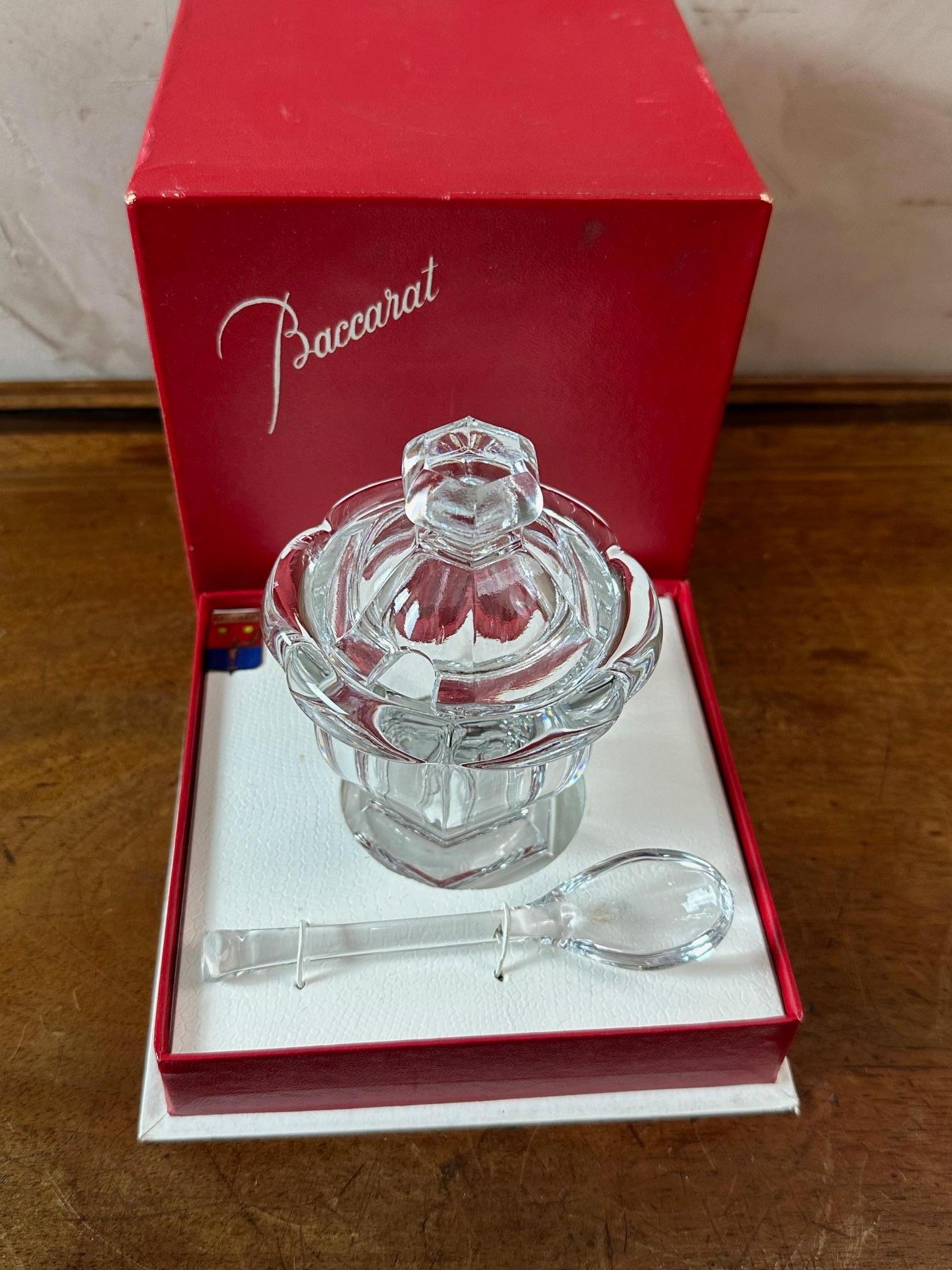 Vasetto e cucchiaio di senape in cristallo Baccarat del XX secolo, anni '30 In condizioni buone in vendita a LEGNY, FR