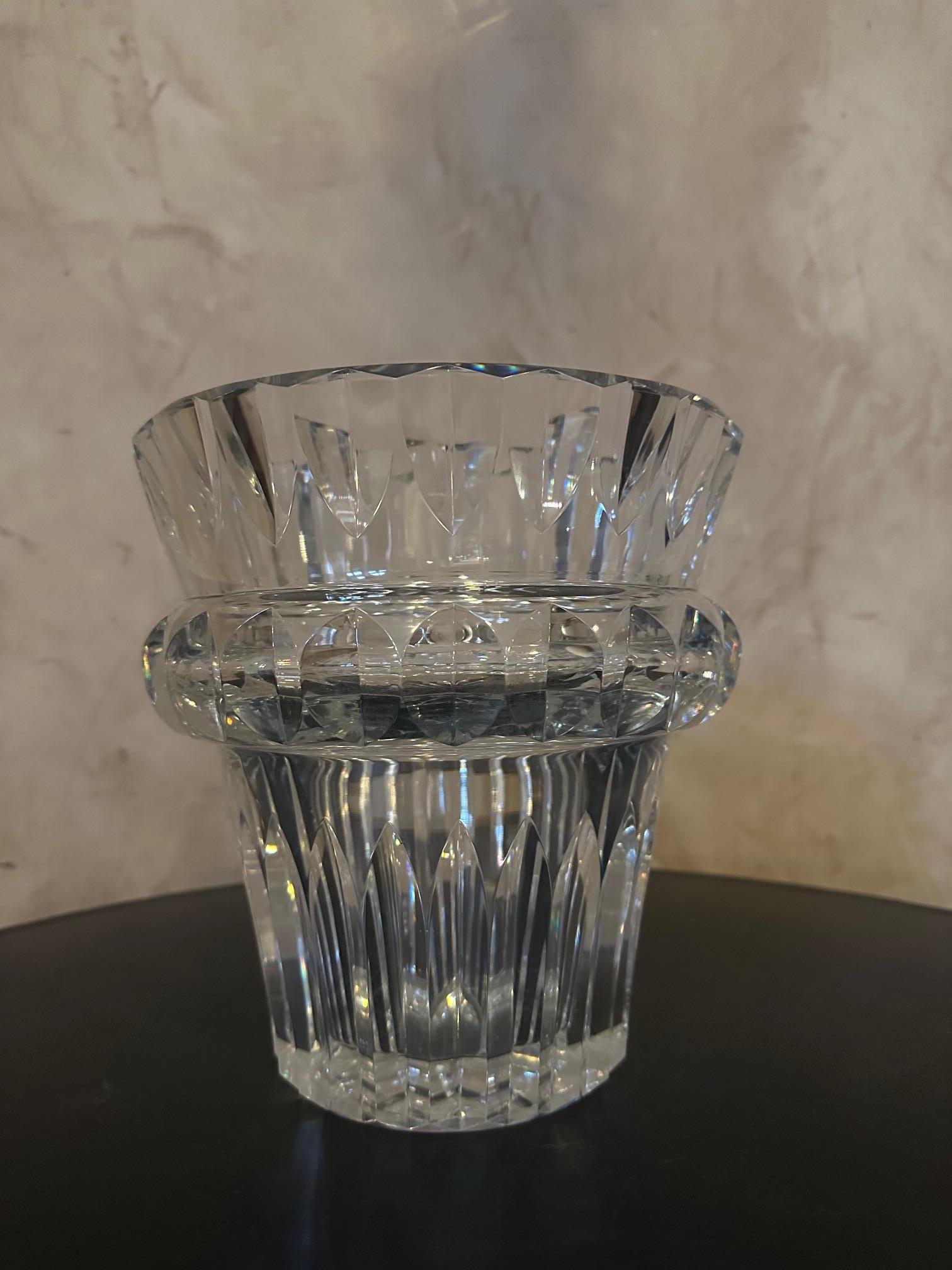 Very beautiful large Baccarat vase from the 1950s in engraved crystal.
Stamp of Baccarat below. Very nice quality.