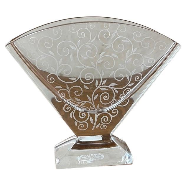 Bellissimo vaso di cristallo Baccarat a forma di ventaglio, con delicate incisioni floreali. Un pezzo eccezionale che aggiunge un tocco di eleganza e lusso. Perfetto per l'arredamento della casa o come regalo prestigioso. Logo Baccarat sulla base.