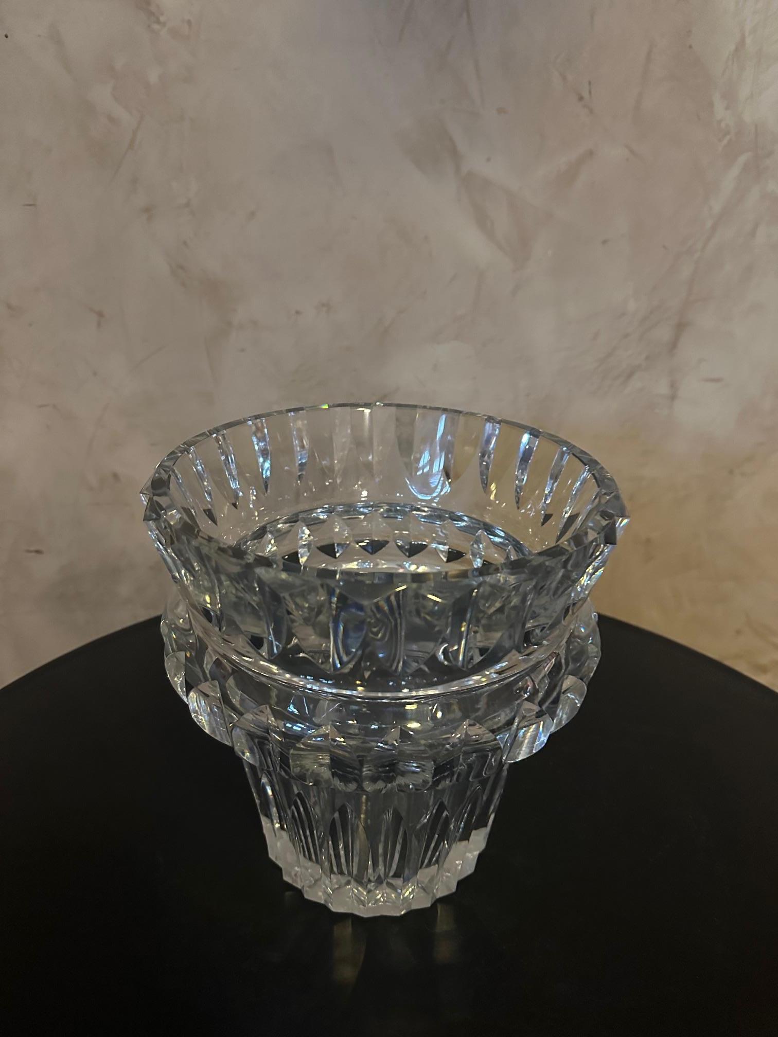 Gravé Vase en cristal de Baccarat français du 20e siècle, années 1950 en vente