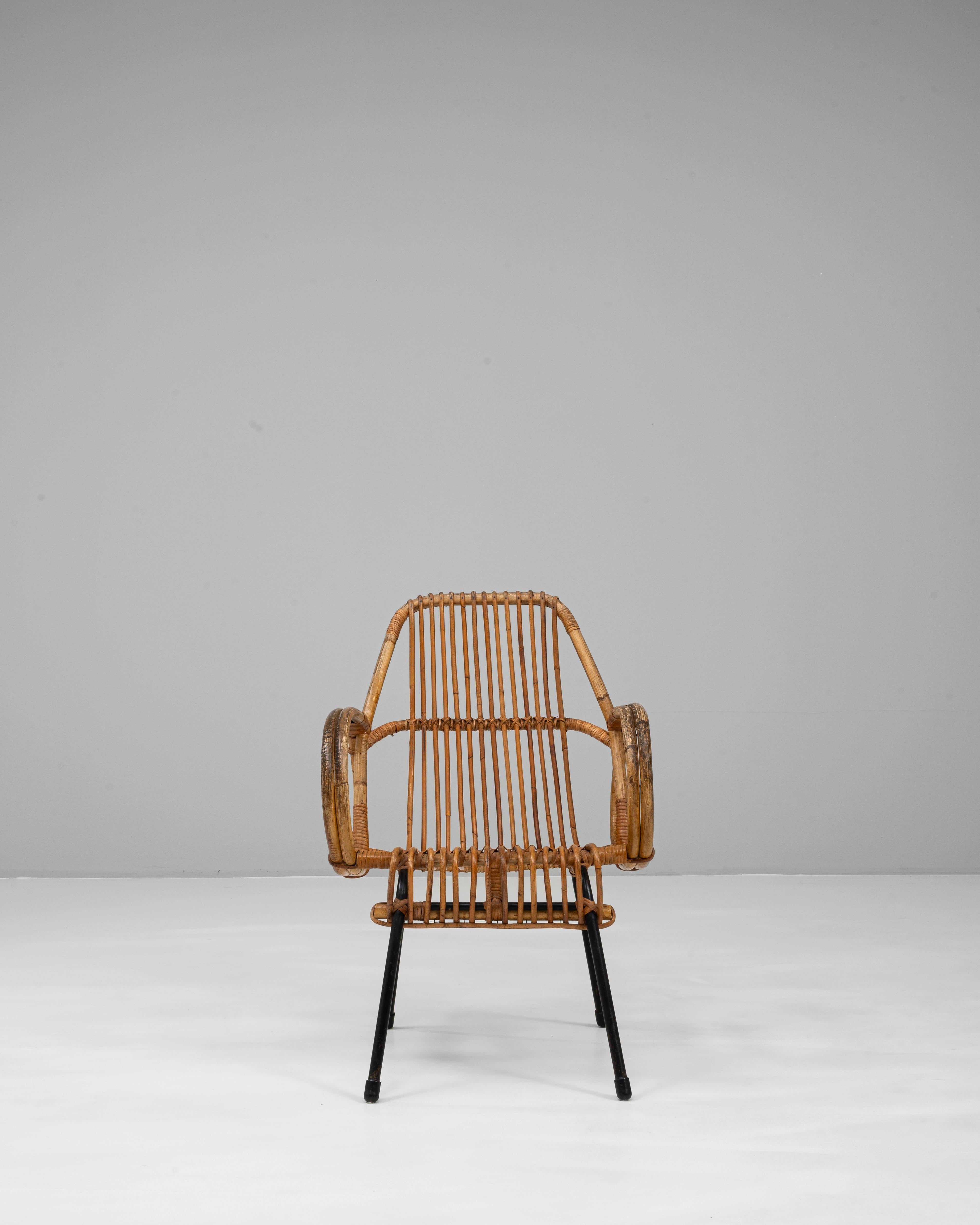 Questa poltrona in bambù francese del XX secolo combina il calore organico con una silhouette leggera e scultorea, rendendola un'aggiunta affascinante agli interni eclettici e moderni. La sedia presenta una struttura in bambù graziosamente curvata,