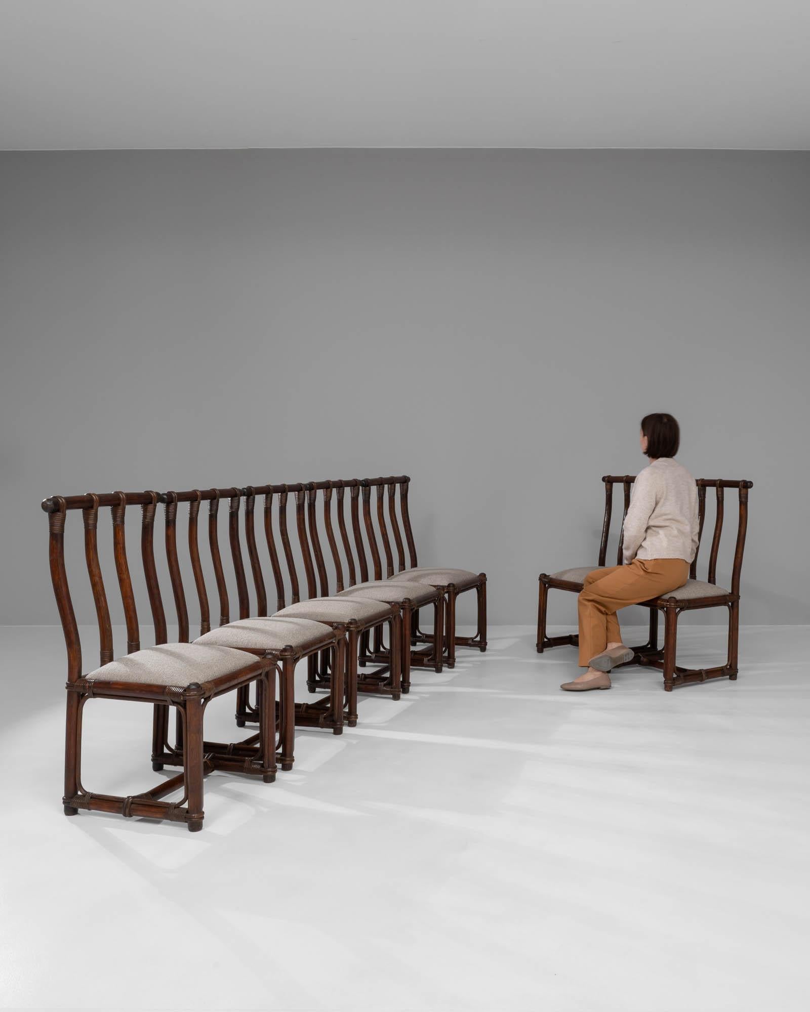 Mit einer Mischung aus exotischem Flair und klassischem Komfort verleiht dieses Set aus 7 französischen Bambus-Esszimmerstühlen des 20. Jahrhunderts mit gepolsterten Sitzen jedem Essbereich eine besondere Note. Jeder Stuhl zeigt die natürliche