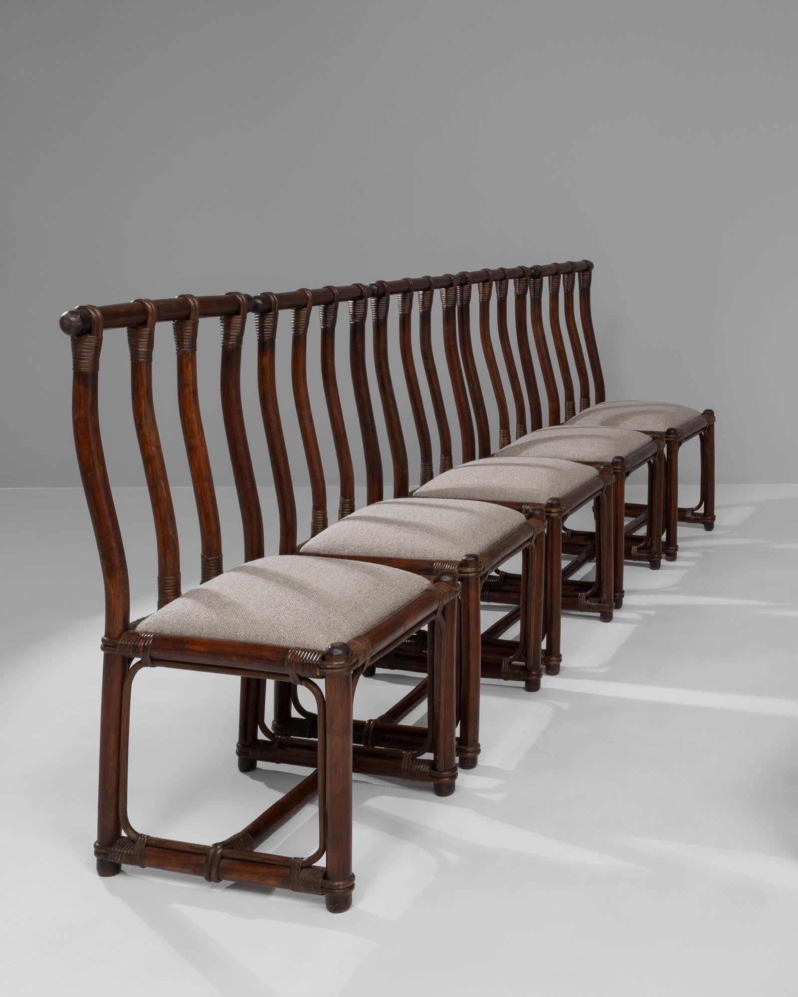 Französische Bambus-Esszimmerstühle des 20. Jahrhunderts mit gepolsterten Sitzen, 7er-Set im Angebot 3