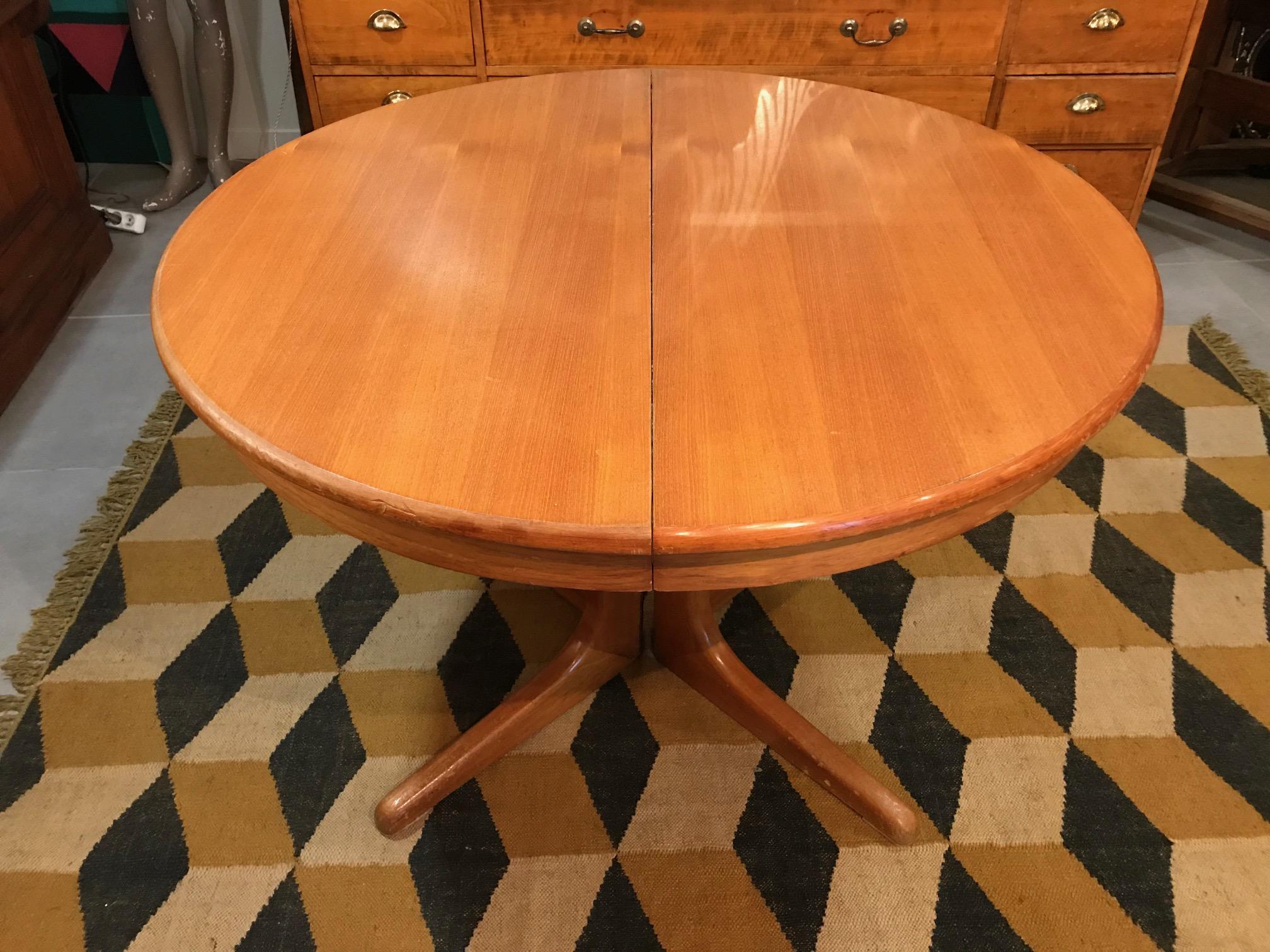 Very nice 20th century French Baumann expandable table from the 1960s. 
One butterfly extension that is hidden in the table and one other extension beside. 
Totale width of the table with the two extensions : 215 cm 
Width with one extension :