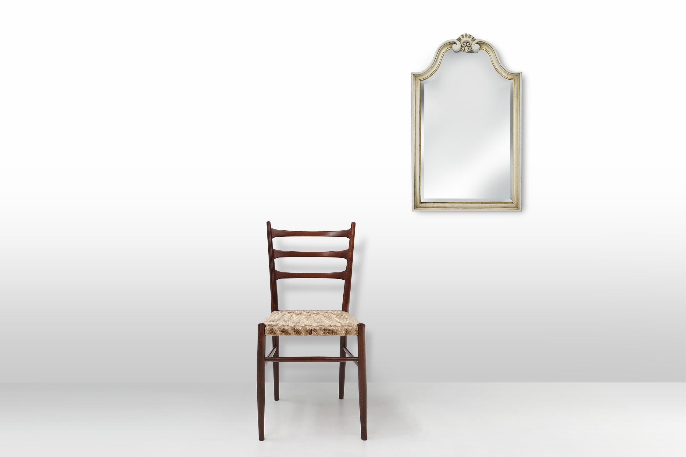 France / 1950 / Miroir / bois / Milieu du siècle / Louis XV

Miroir de style Louis XV en bois avec cadre or et gris et miroir biseauté. Fabriqué en France au milieu du 20e siècle. 

Ce miroir aux courbes élégantes crée un sentiment de grandeur dans