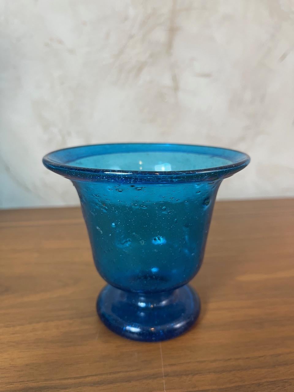 Vase en verre soufflé bleu de style Biot du 20e siècle, années 1920 en vente 1