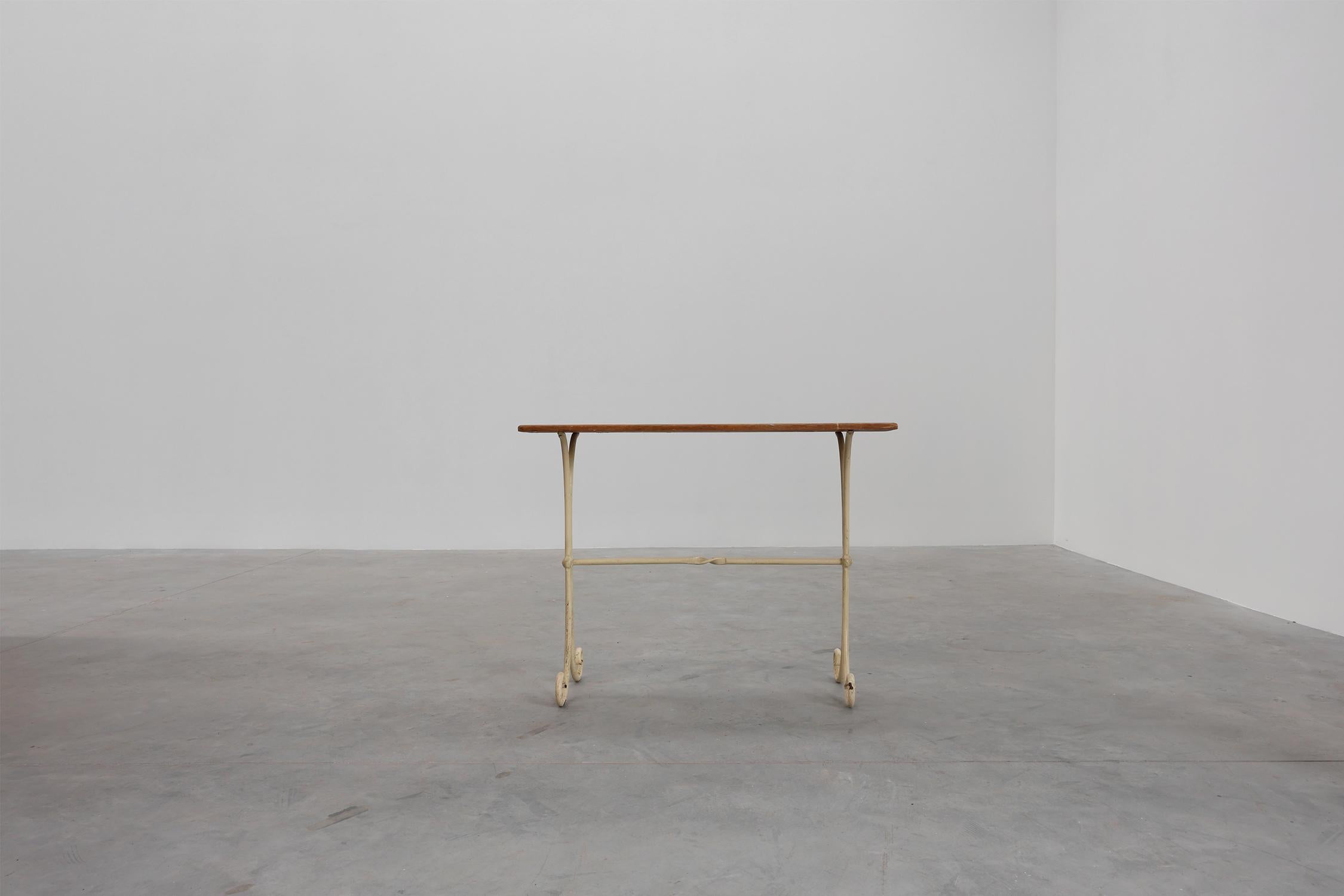 Table de bistrot française du 20ème siècle avec base en fonte et plateau en Oak en vente 2