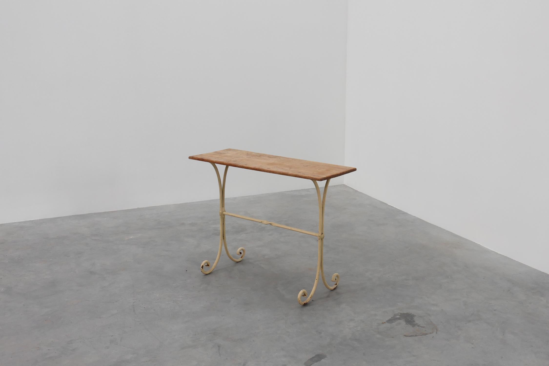 Table de bistrot française du 20ème siècle avec base en fonte et plateau en Oak en vente 3