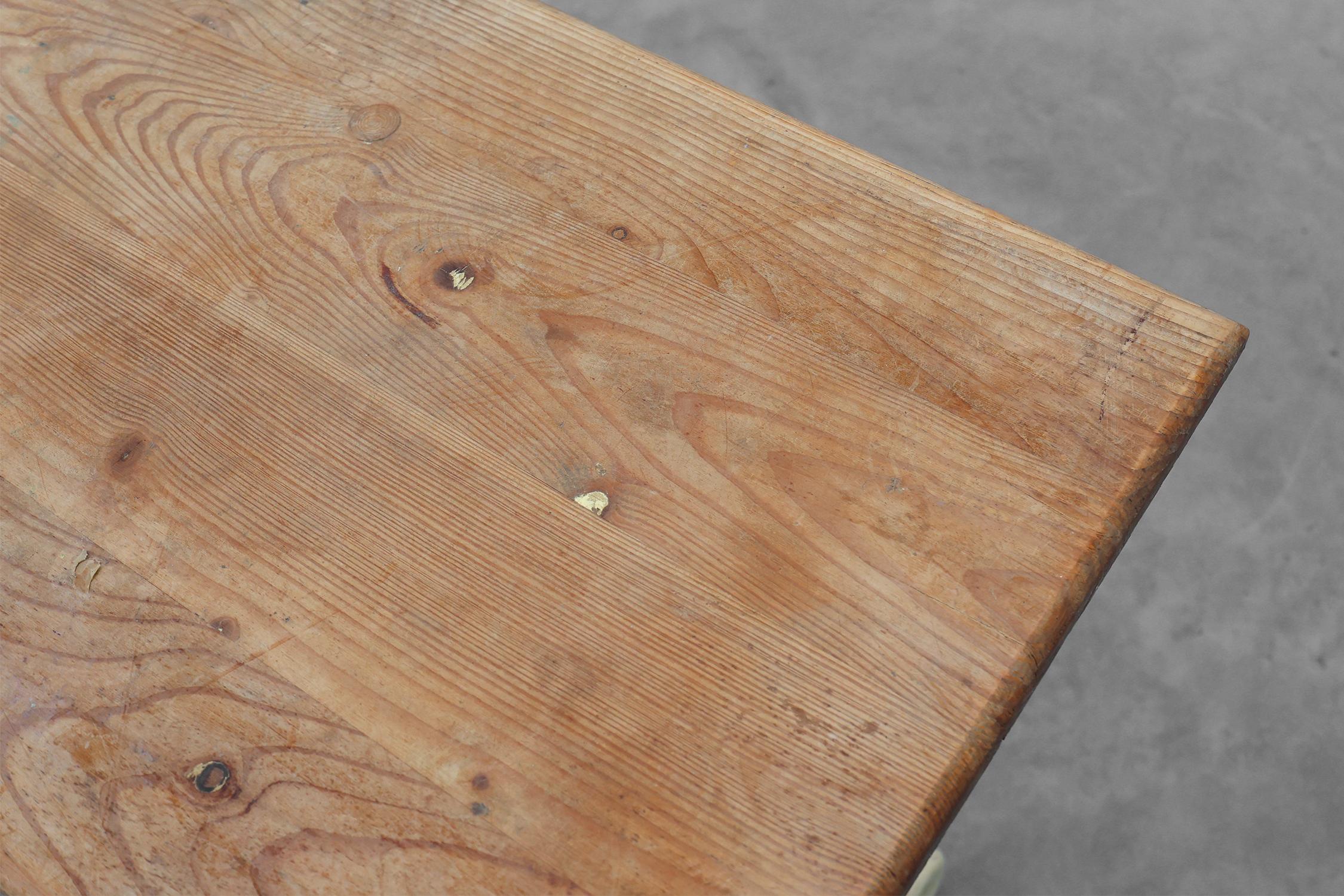 Mid-Century Modern Table de bistrot française du 20ème siècle avec base en fonte et plateau en Oak en vente