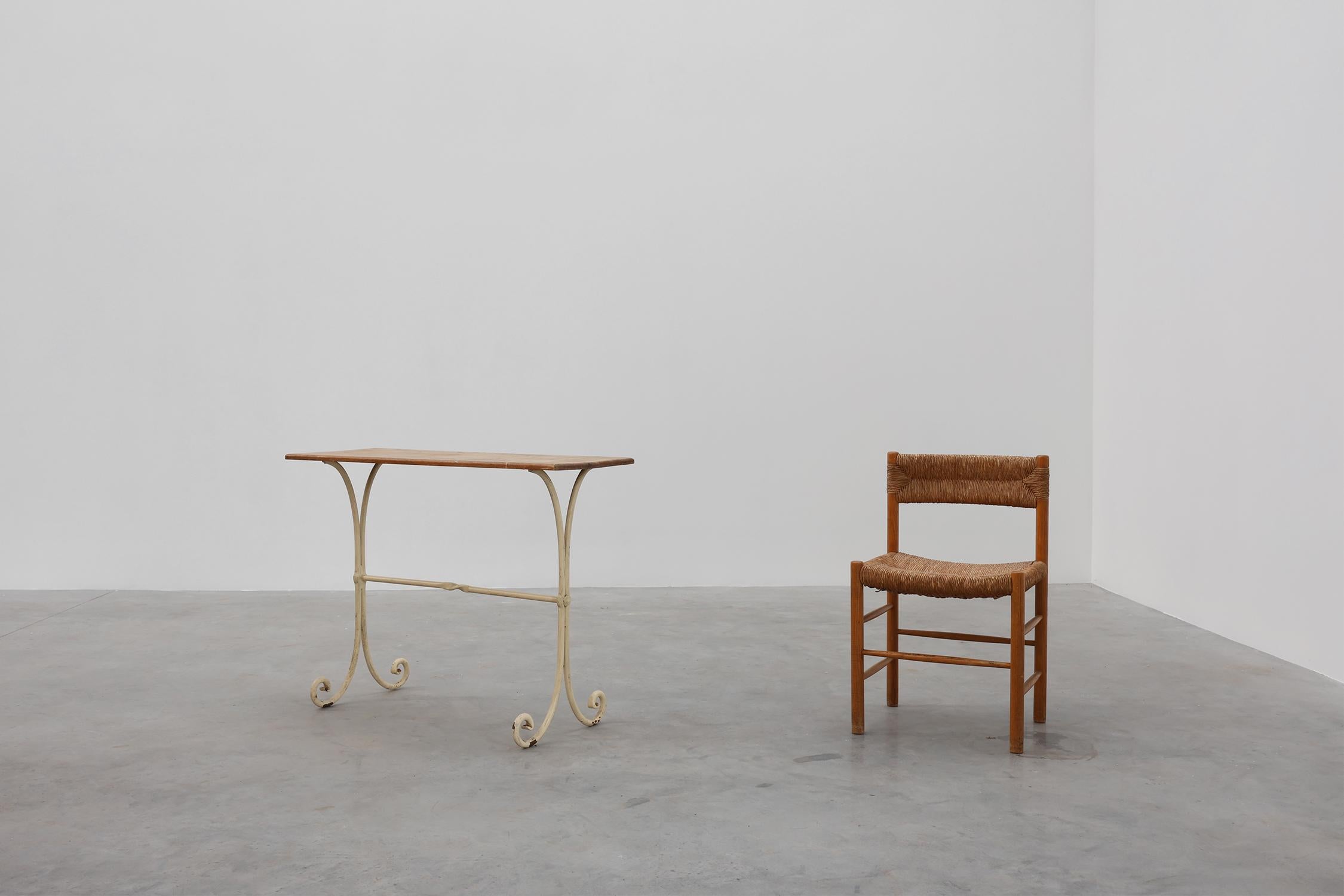 Français Table de bistrot française du 20ème siècle avec base en fonte et plateau en Oak en vente