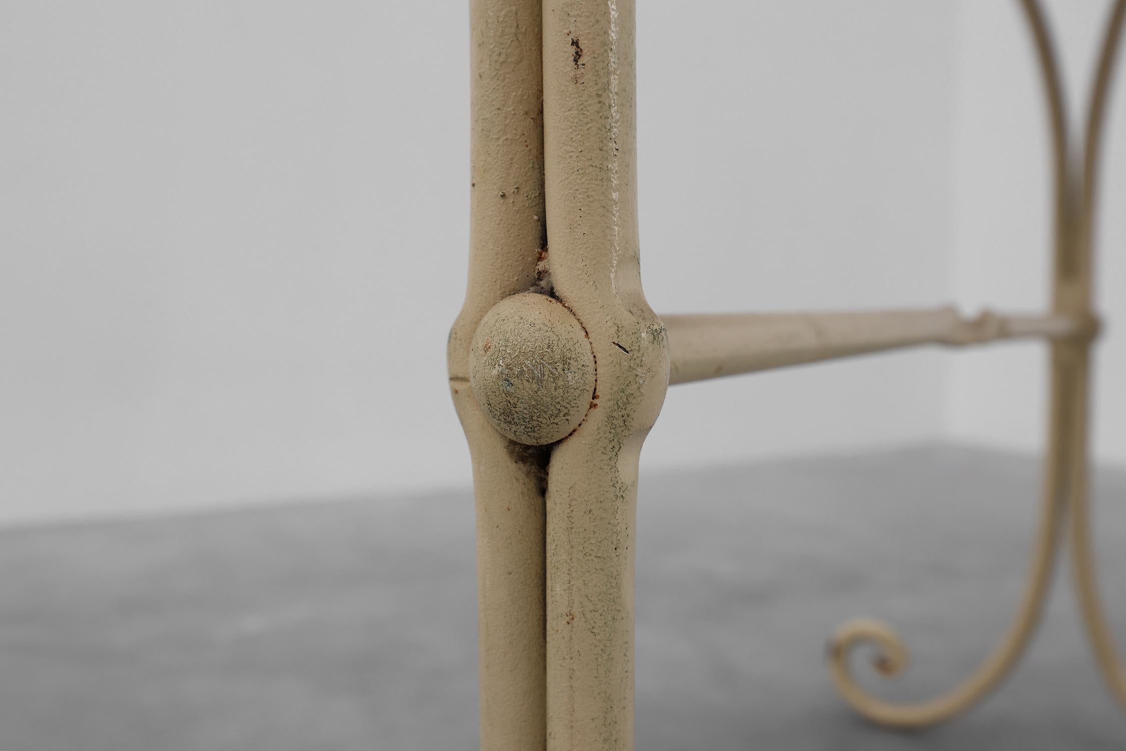 Moulage Table de bistrot française du 20ème siècle avec base en fonte et plateau en Oak en vente