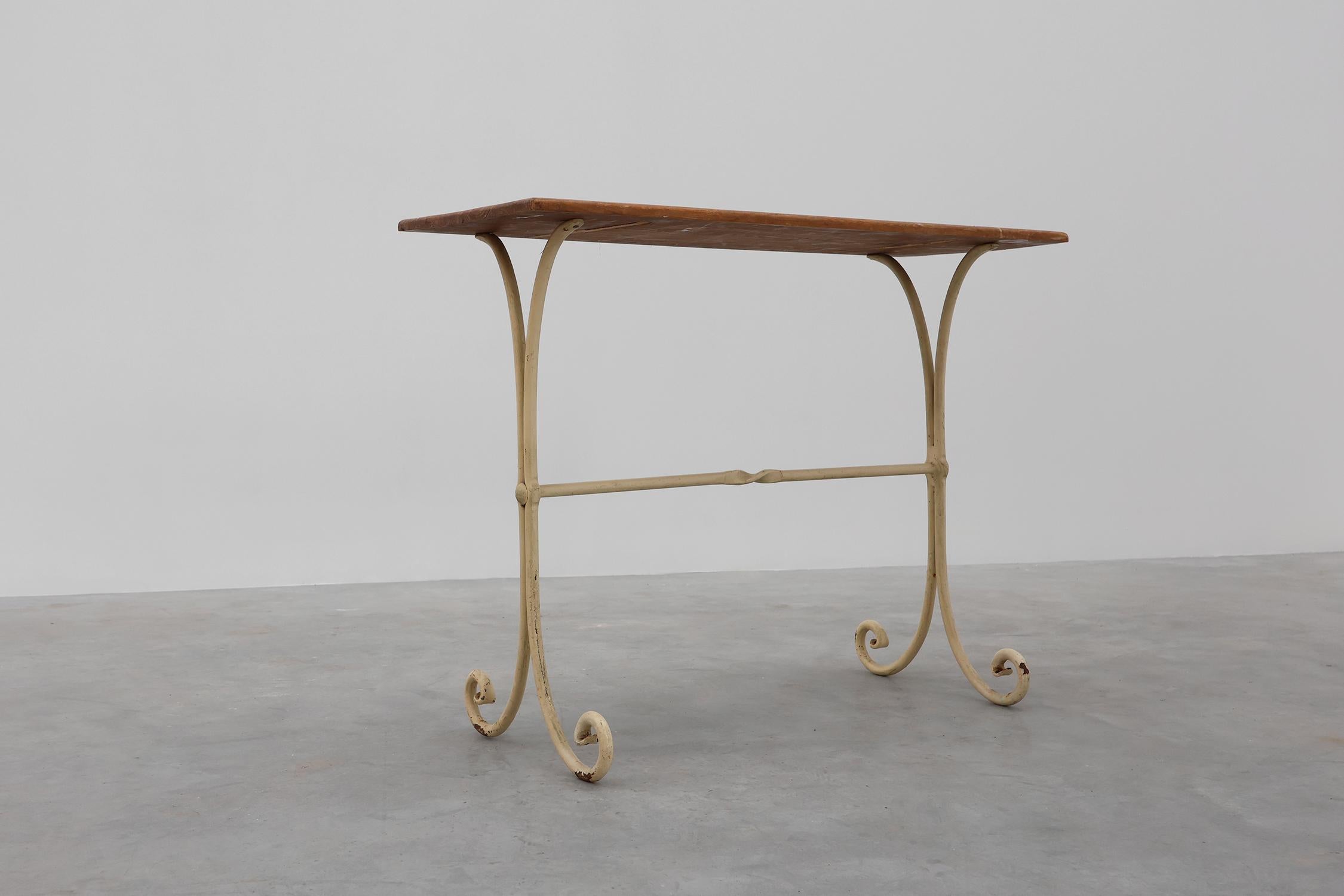 20ième siècle Table de bistrot française du 20ème siècle avec base en fonte et plateau en Oak en vente