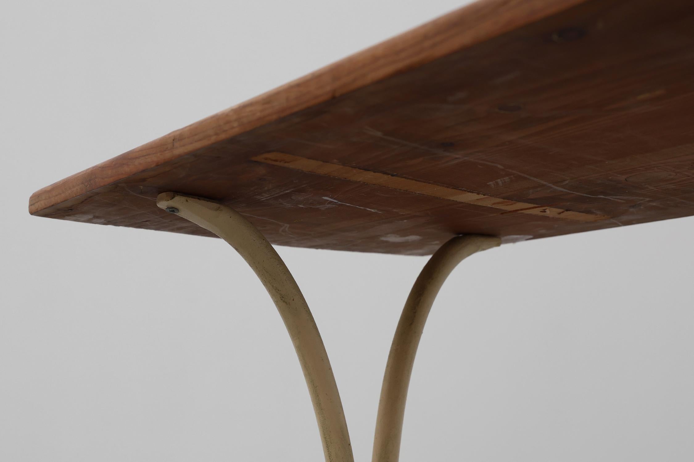 Fer Table de bistrot française du 20ème siècle avec base en fonte et plateau en Oak en vente