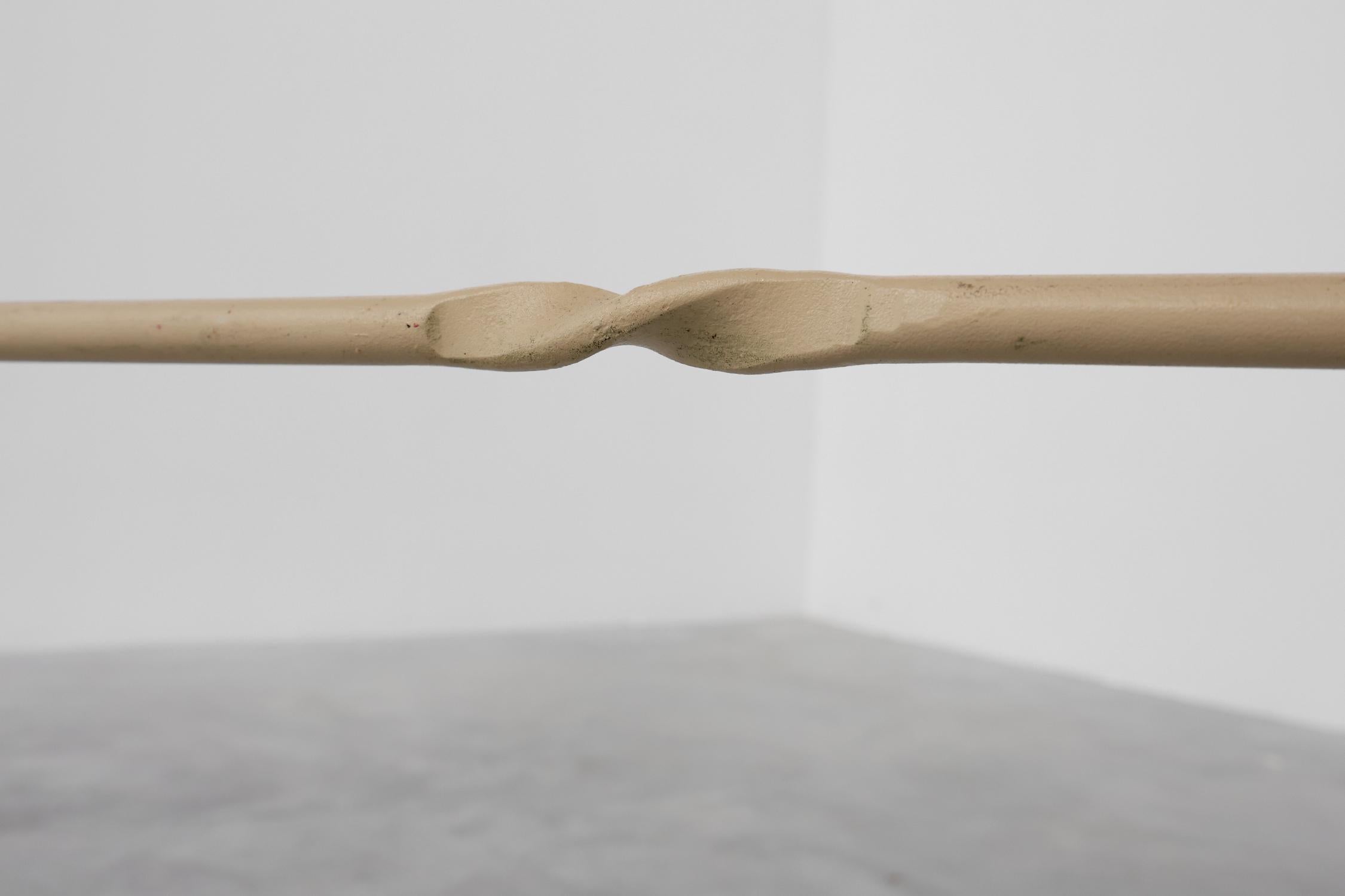 Table de bistrot française du 20ème siècle avec base en fonte et plateau en Oak en vente 1