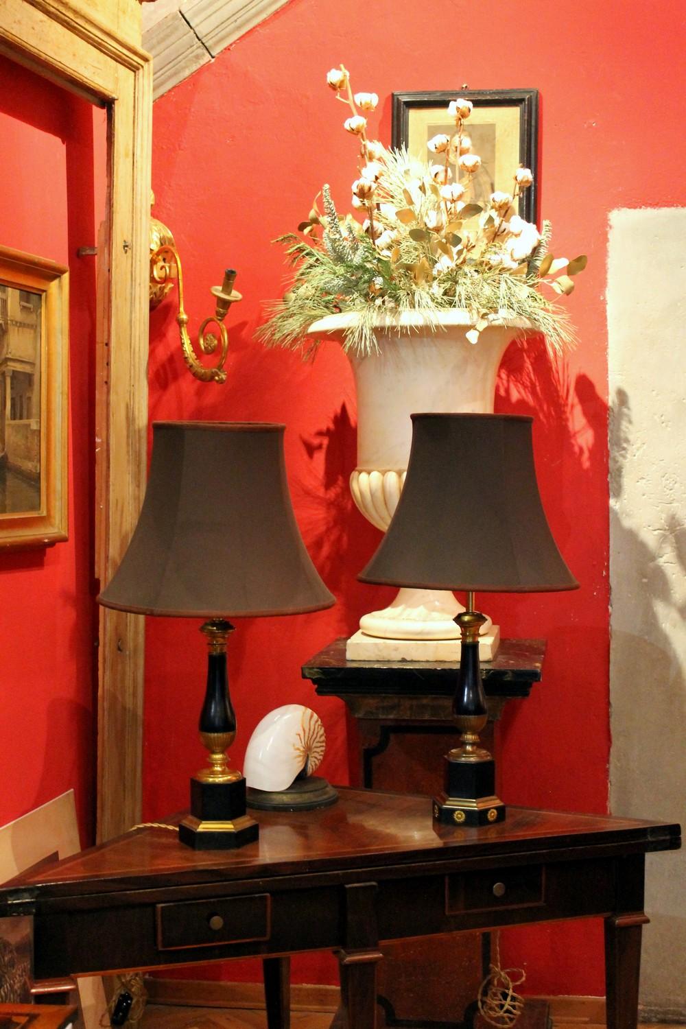 20th Century French Black Enamel Tole and Gilt Bronze Table Lamp with Silk Shade For Sale 5