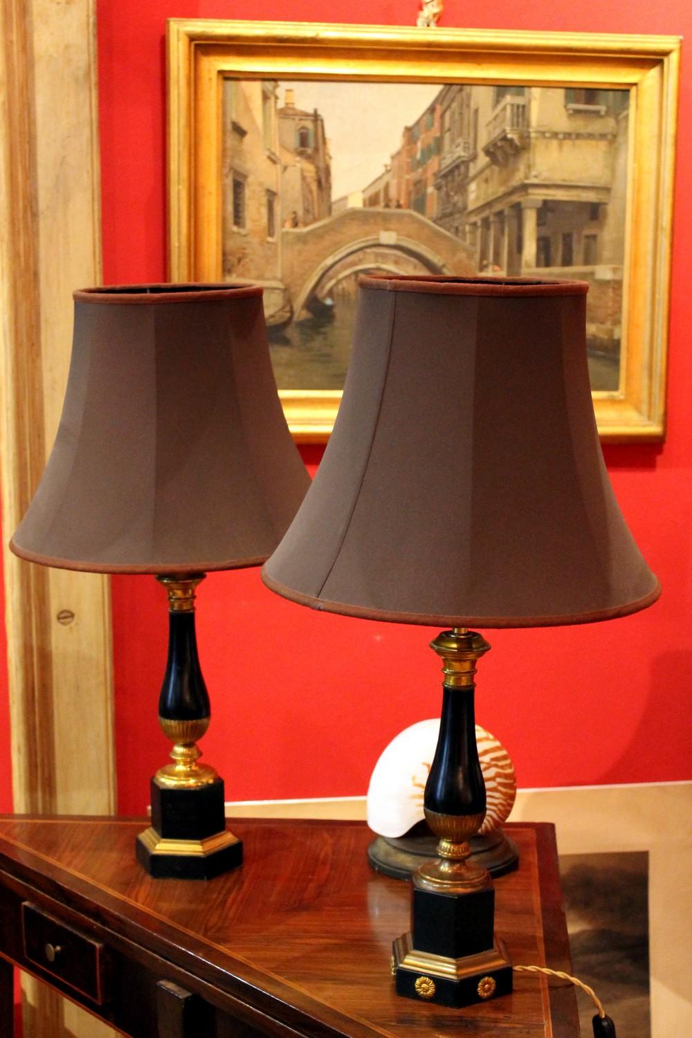 20th Century French Black Enamel Tole and Gilt Bronze Table Lamp with Silk Shade For Sale 6