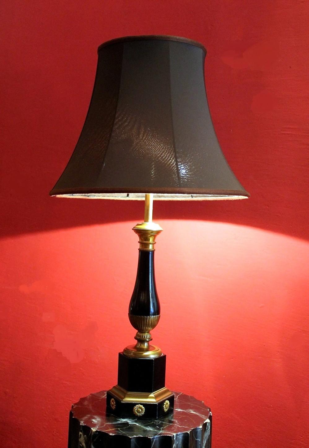 20th Century French Black Enamel Tole and Gilt Bronze Table Lamp with Silk Shade For Sale 6
