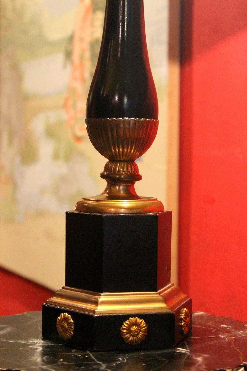 20th Century French Black Enamel Tole and Gilt Bronze Table Lamp with Silk Shade For Sale 9