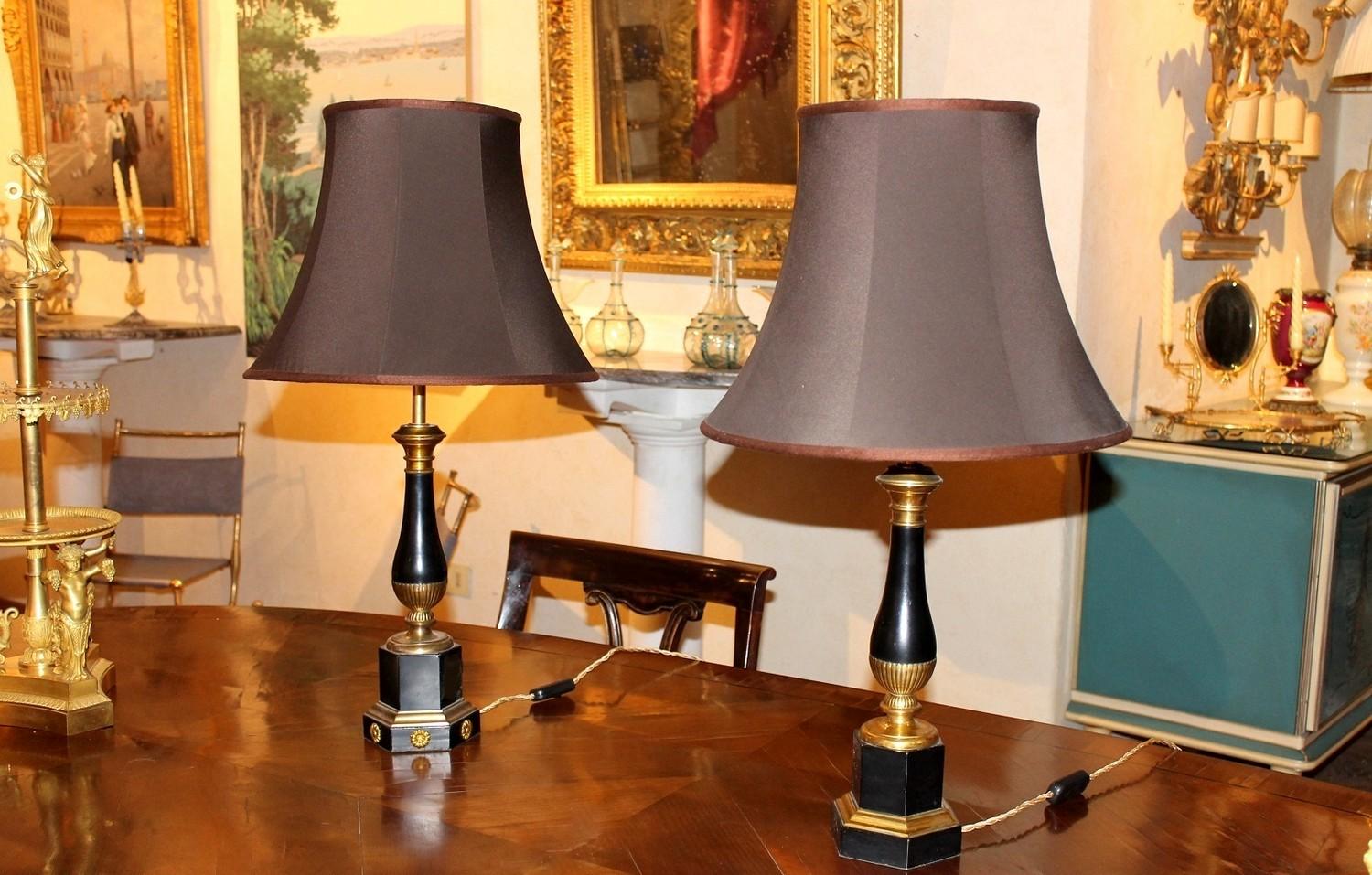 20th Century French Black Enamel Tole and Gilt Bronze Table Lamp with Silk Shade For Sale 11