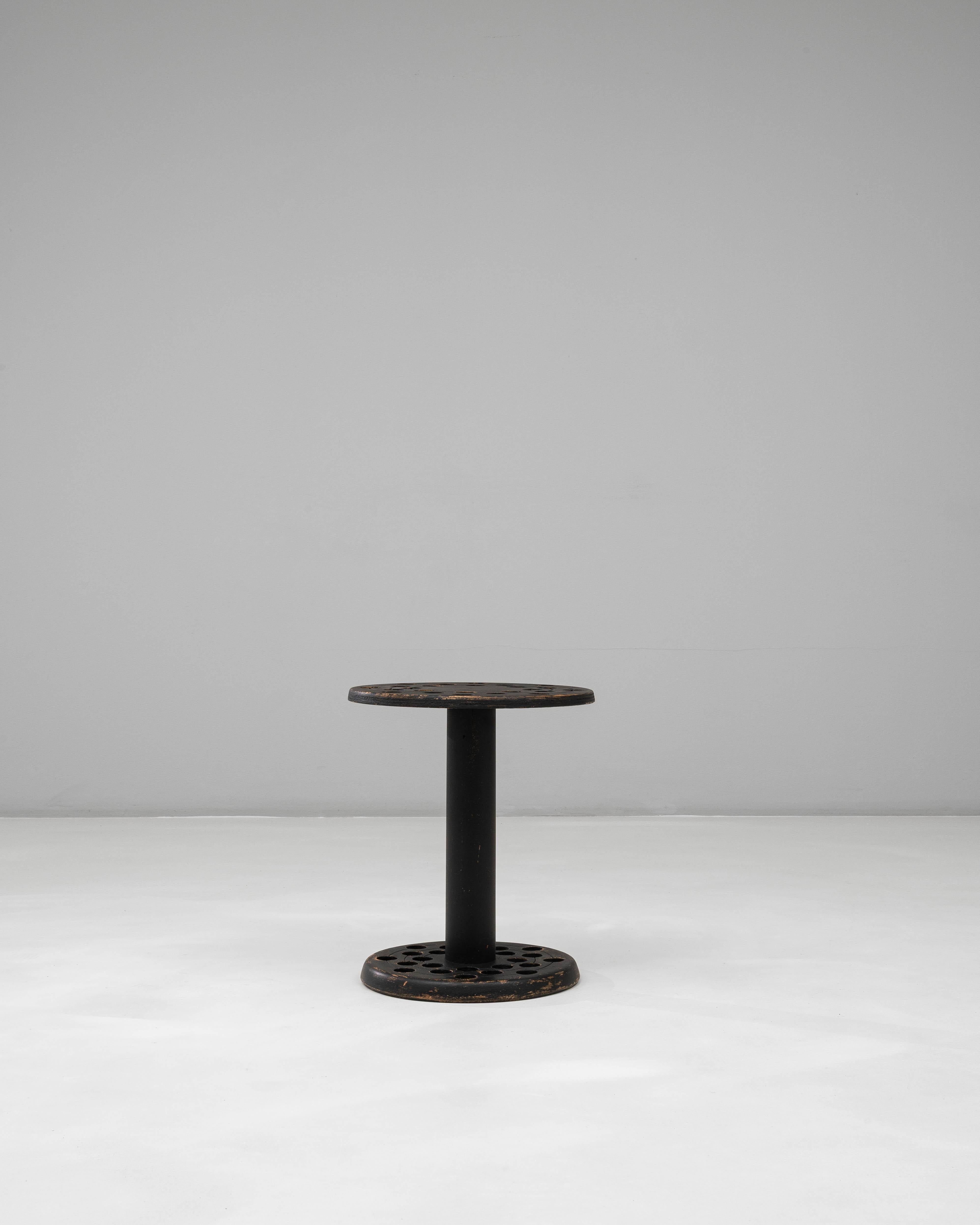 Supporto per bastone in legno patinato nero del XX secolo in vendita 2